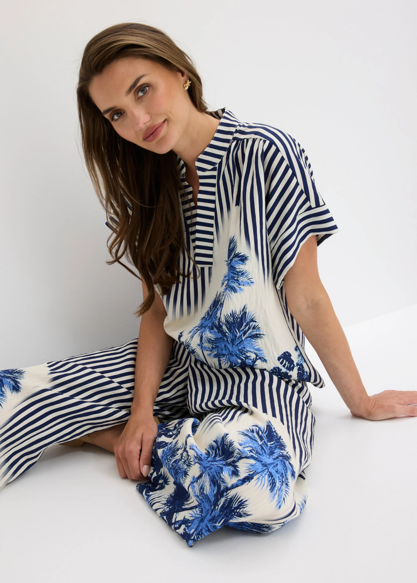 Blouse fluide en viscose mélangée • bleu/écru rayé • Boutique bonprix