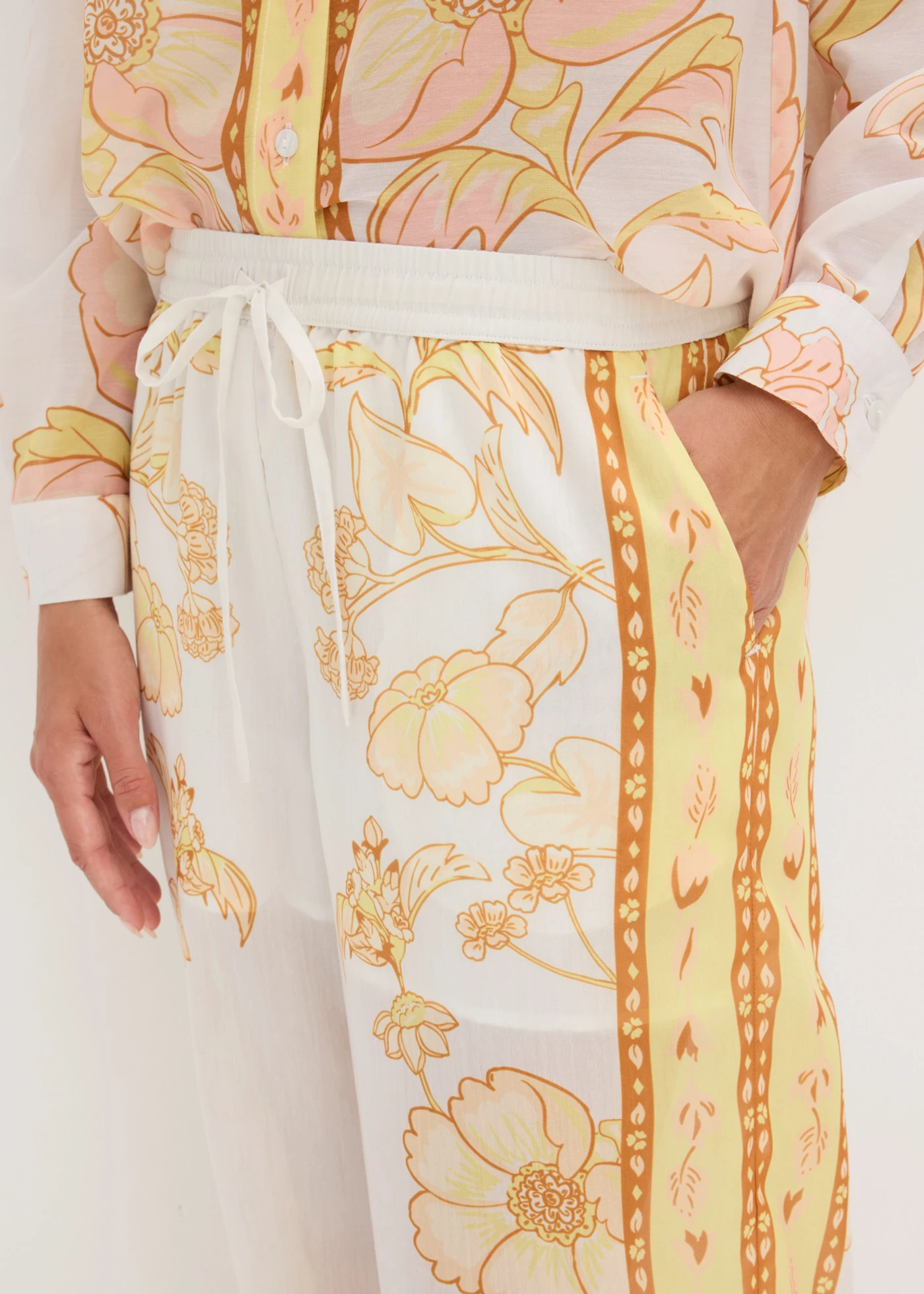 Pantalon palazzo • blanc-jaune clair floral • Boutique bonprix