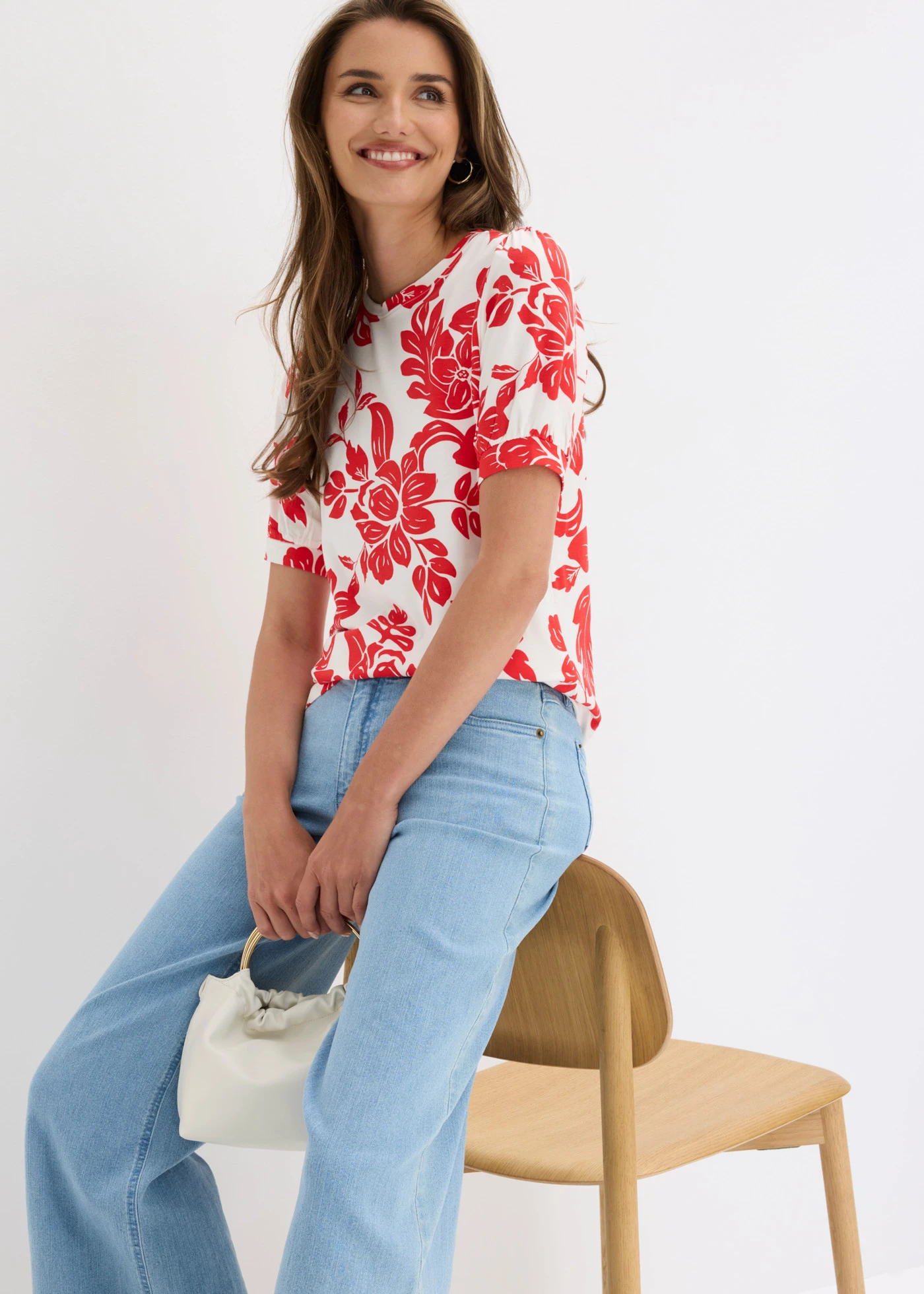 T-shirt doux en viscose extensible • blanc/rouge floral • Boutique bonprix