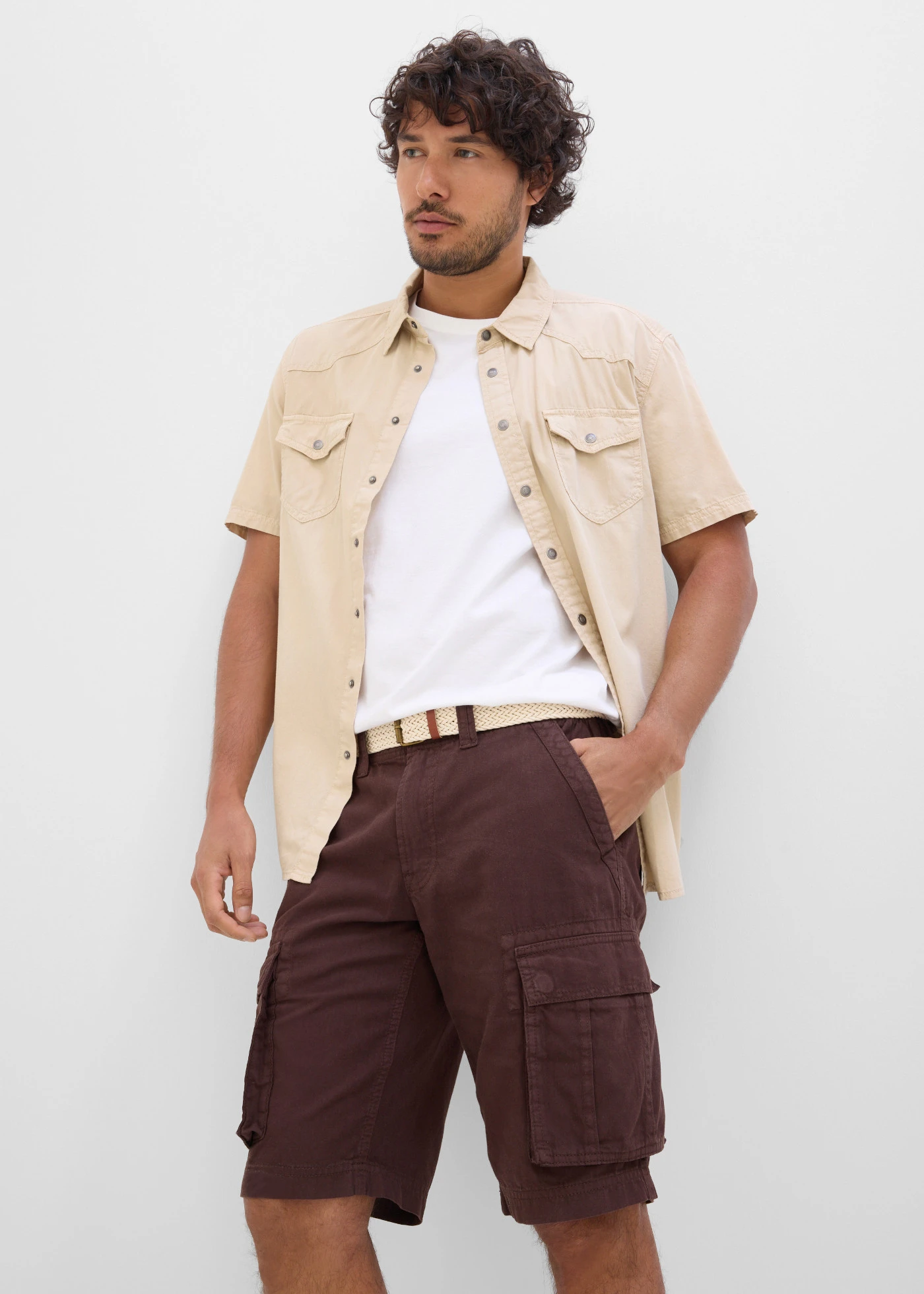 Bermude de blugi ușoare cu talie elastică, din denim colorat, Relaxed Fit • maro închis • magazin bonprix