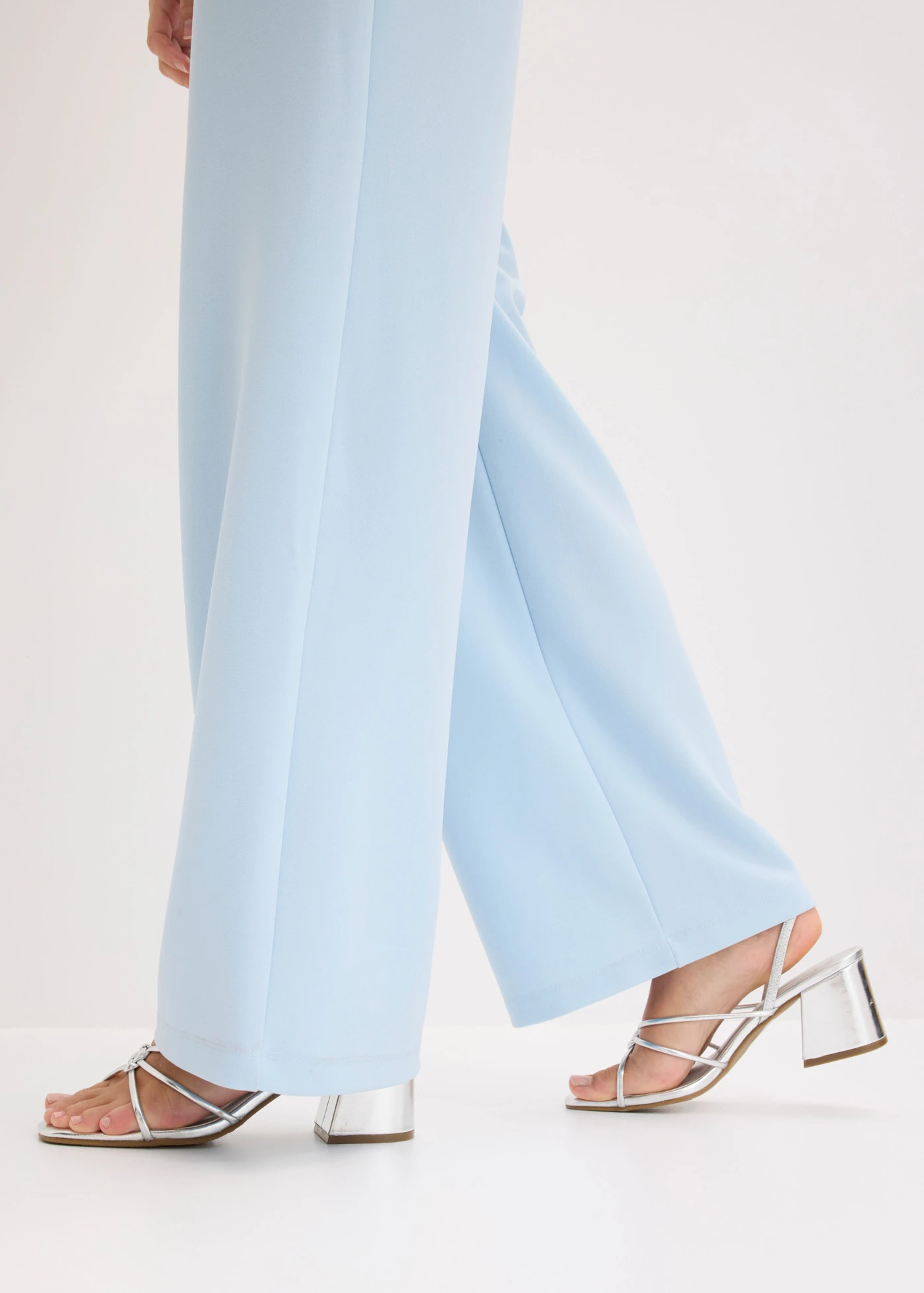 Combinaison en crêpe texturé avec perles brodées • bleu poudré • Boutique bonprix