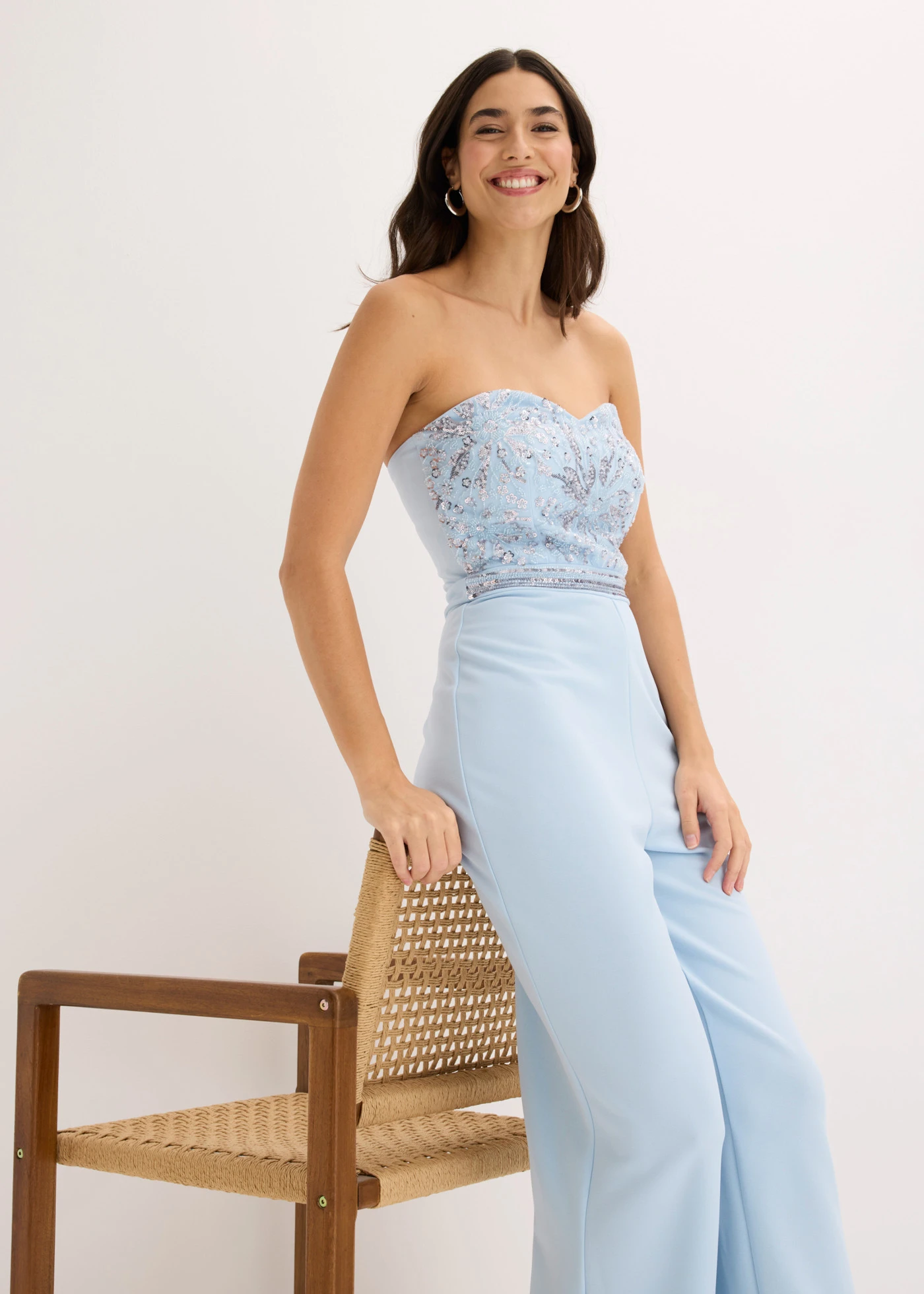 Jumpsuit van gestructureerde crêpe met parelborduursel • poederblauw • bonprix online shop