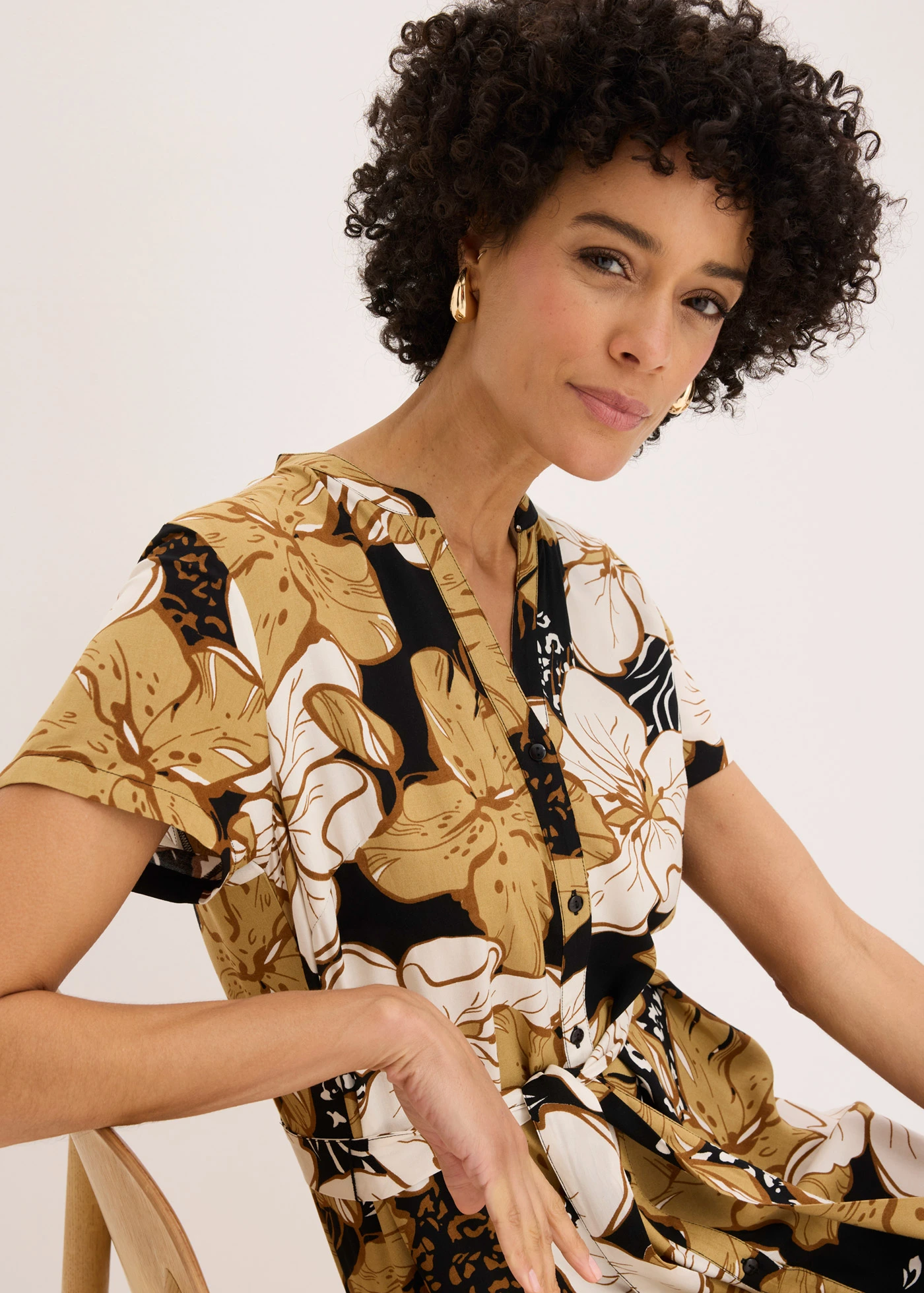 Viscose jurk met strikceintuur • zwart-new beige gebloemd • bonprix online shop