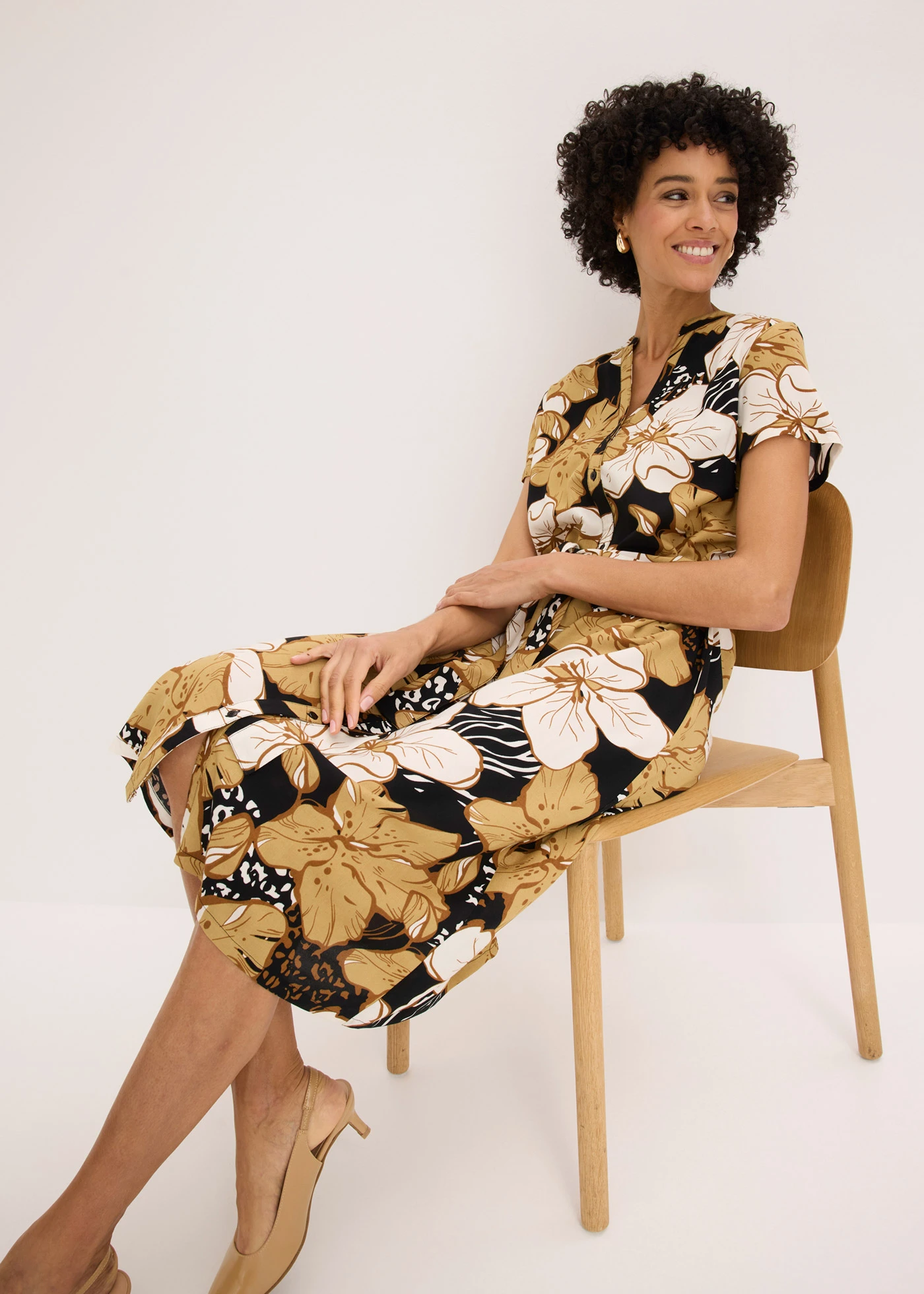 Viscose jurk met strikceintuur • zwart-new beige gebloemd • bonprix online shop