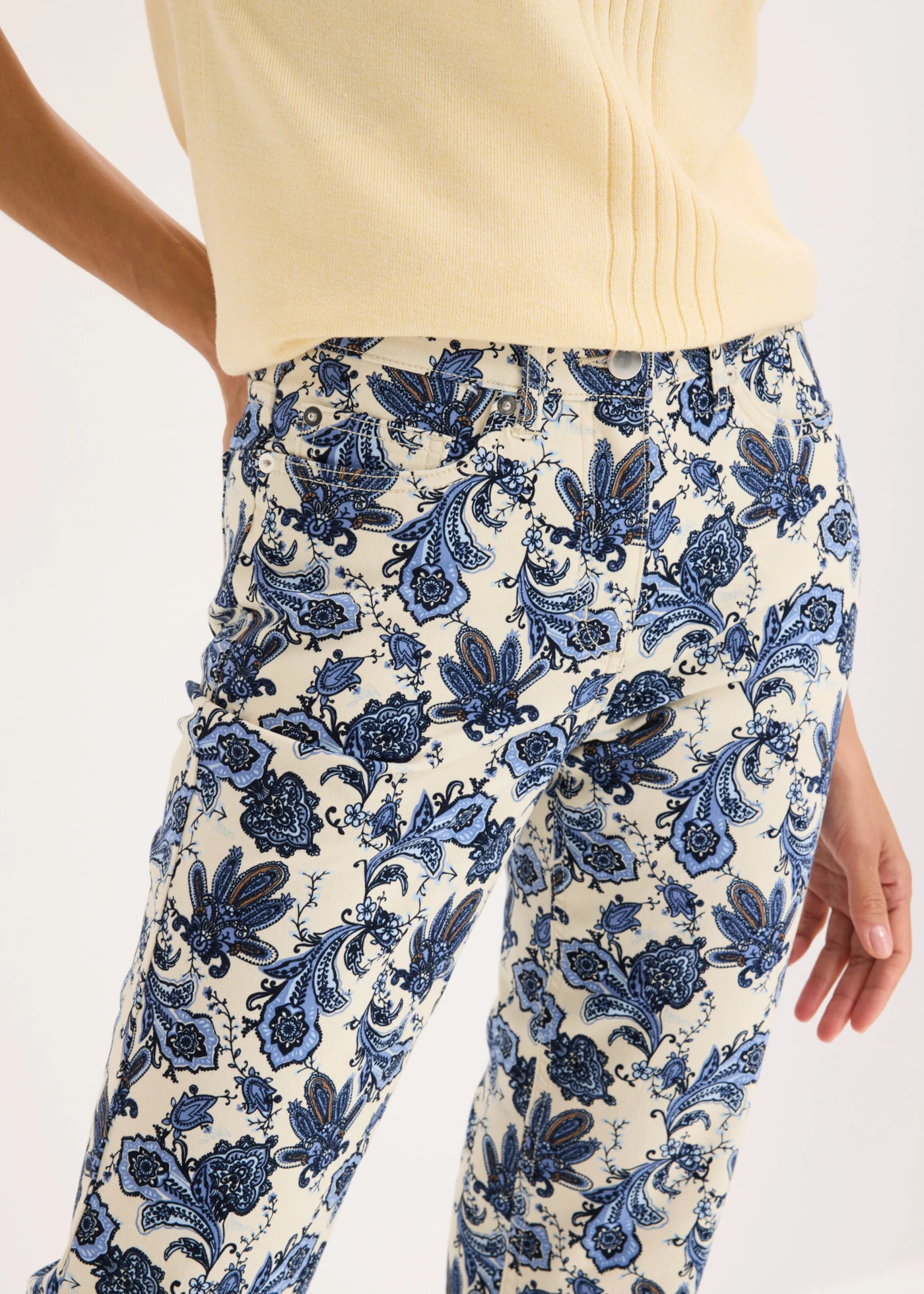 Pantalon corsaire en coton extensible • beige naturel-bleu foncé paisley • product-page.page-title-suffix