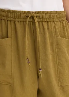 Pantaloni lejeri din material texturat cu viscoză, culoare: verde-natur