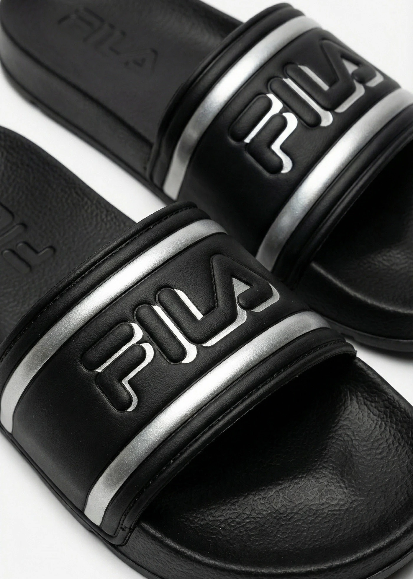 Papuci Fila cu detalii metalice • negru/argintiu • magazin bonprix