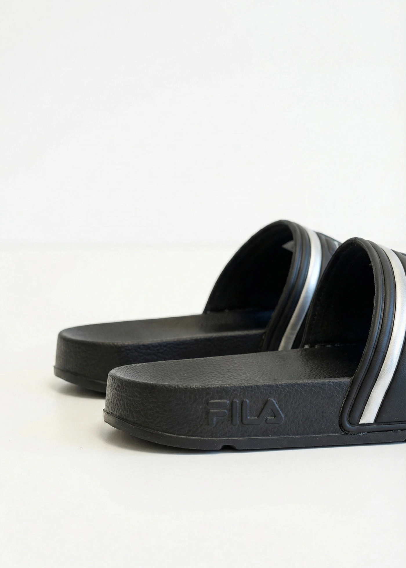 Fila papucs metallic részletekkel • fekete/ezüstszín • bonprix áruház