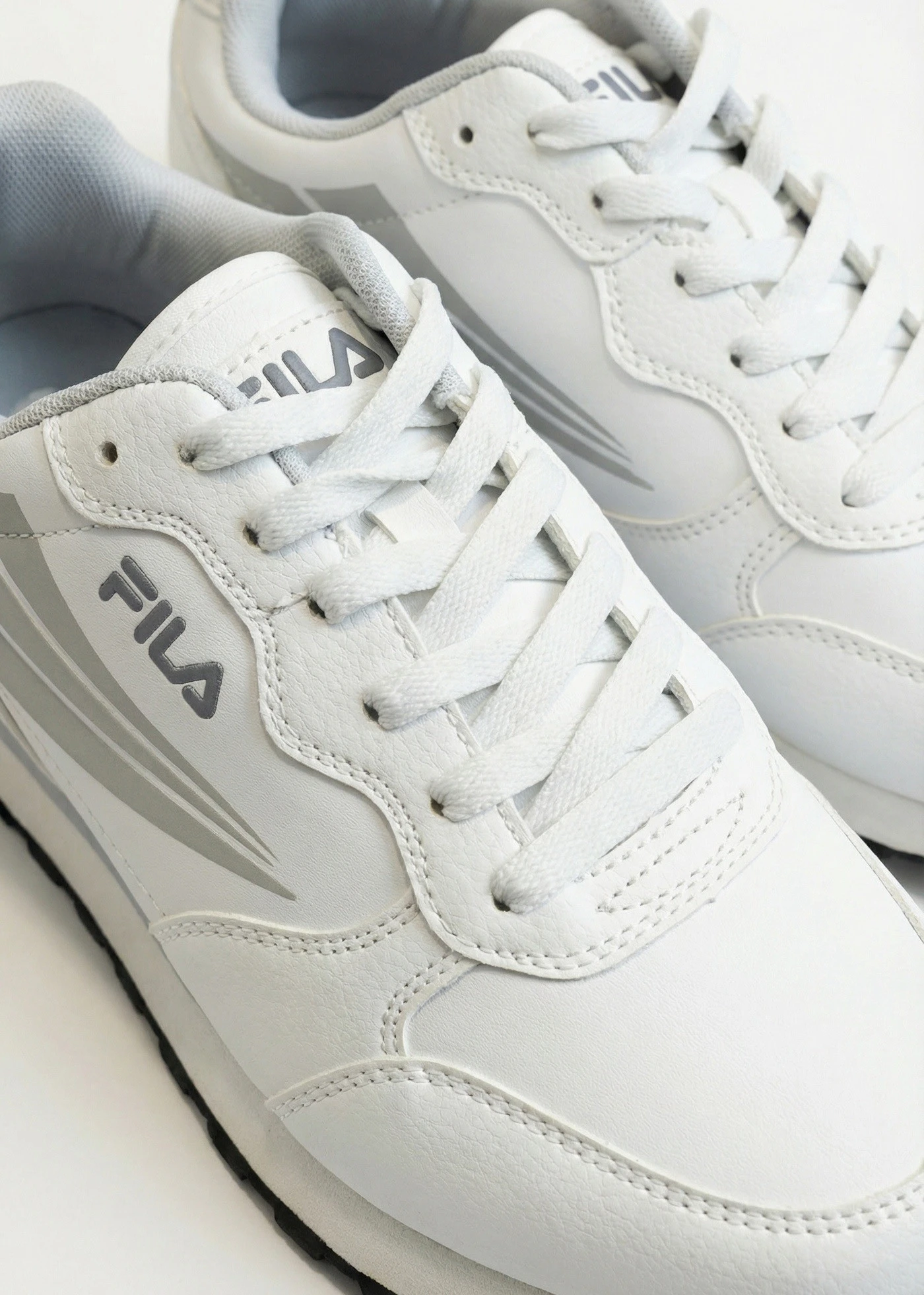 Sneakersy Fila z siateczkową wstawką • biały • sklep bonprix