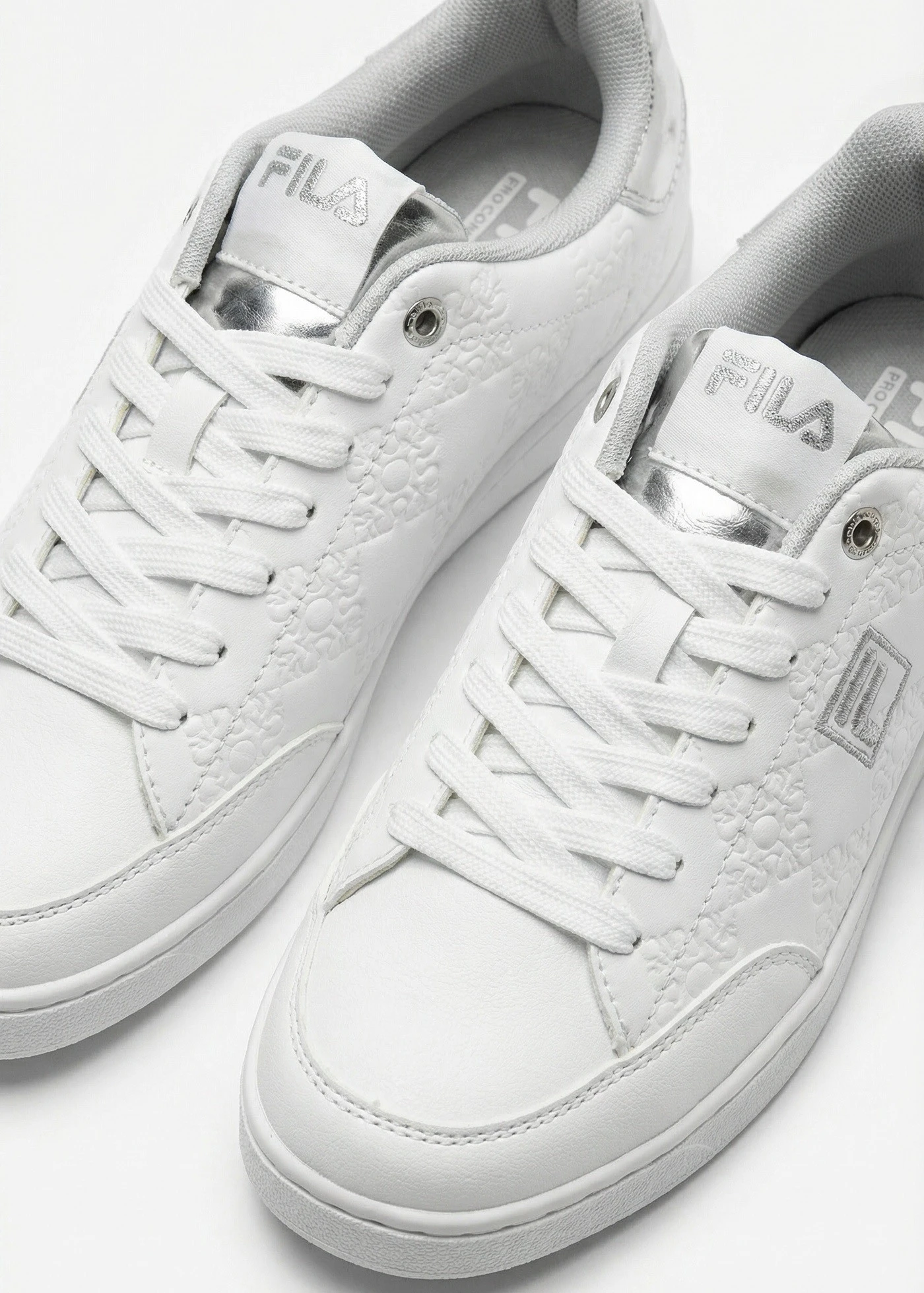 Comfortabele Fila sneakers met gewatteerde binnenzool • wit-zilverkleur • bonprix online shop