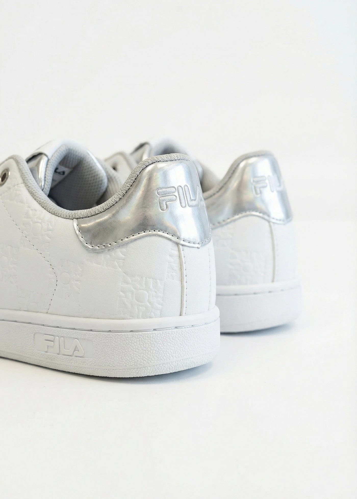 Wygodne sneakersy z wyściełaną wkładką marki Fila • biało-srebrny • sklep bonprix