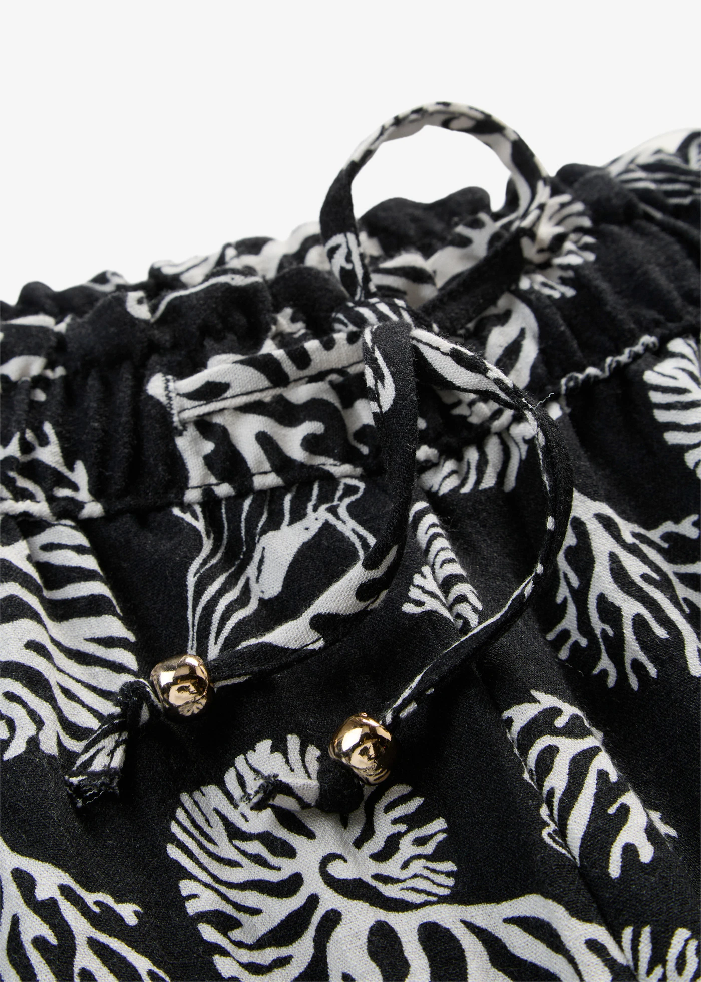 Short en viscose mélangée à taille élastiquée • noir/écru imprimé • product-page.page-title-suffix