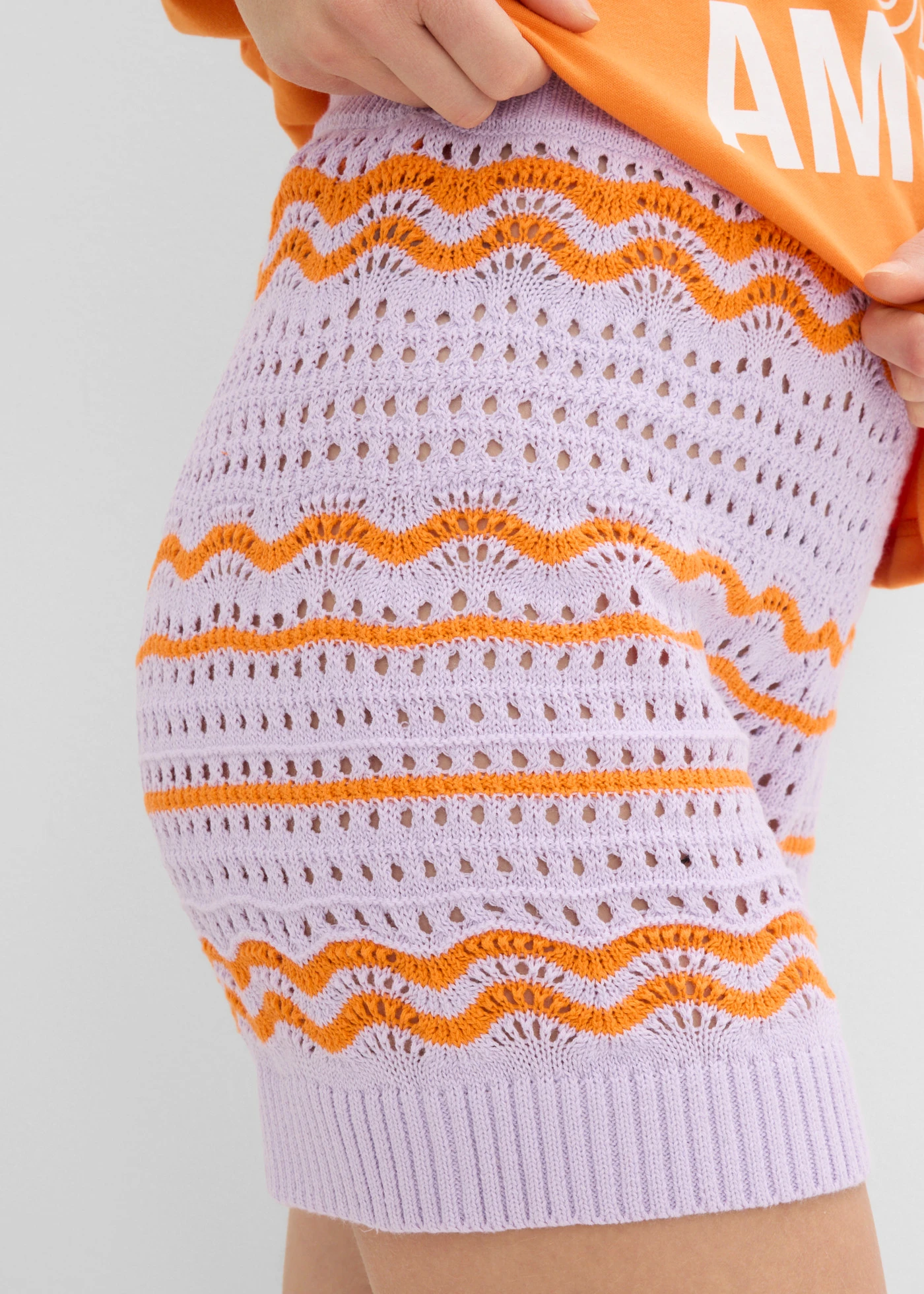 Short en maille aérienne coton et lin • parme/orange vif rayé • product-page.page-title-suffix