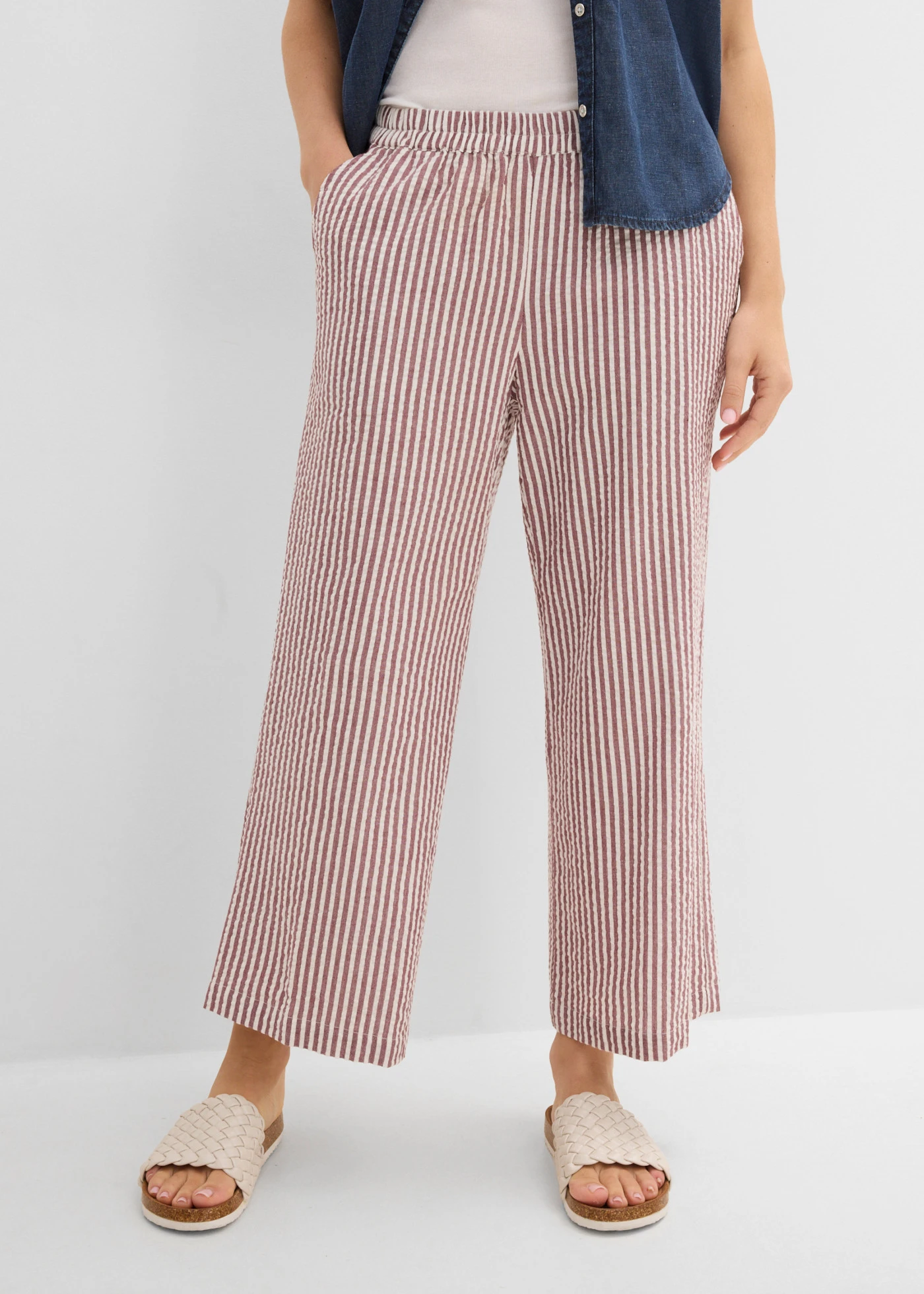 Pantalon palazzo en seersucker, longueur 7/8 • rouge érable-écru rayé • Boutique bonprix