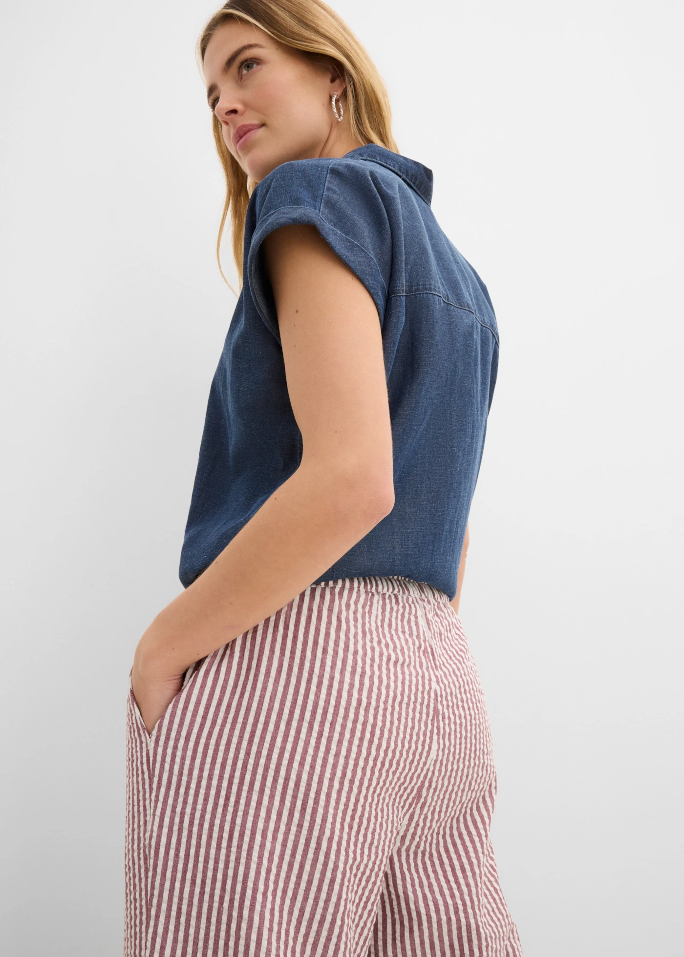 Pantalon palazzo en seersucker, longueur 7/8 • rouge érable-écru rayé • Boutique bonprix