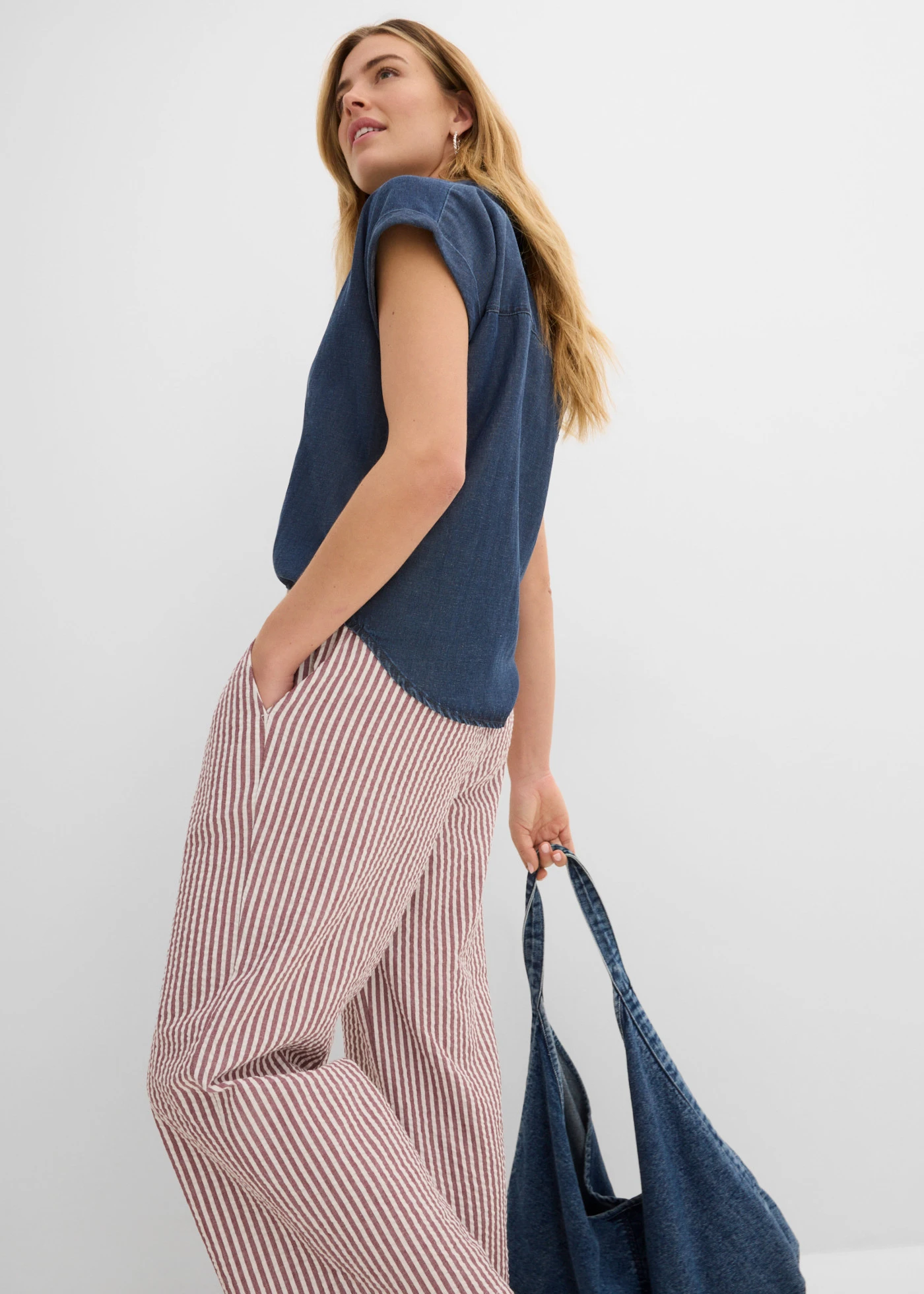 Pantalon palazzo en seersucker, longueur 7/8 • rouge érable-écru rayé • Boutique bonprix