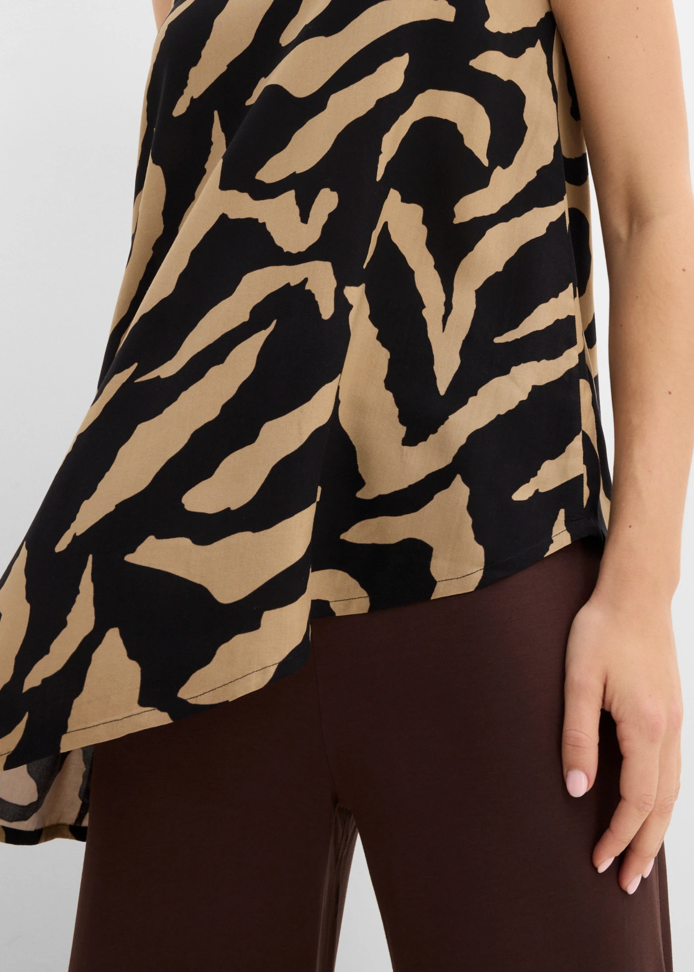 Blousetop van een zachte viscose-mix • zwart-mat camel gedessineerd • product-page.page-title-suffix