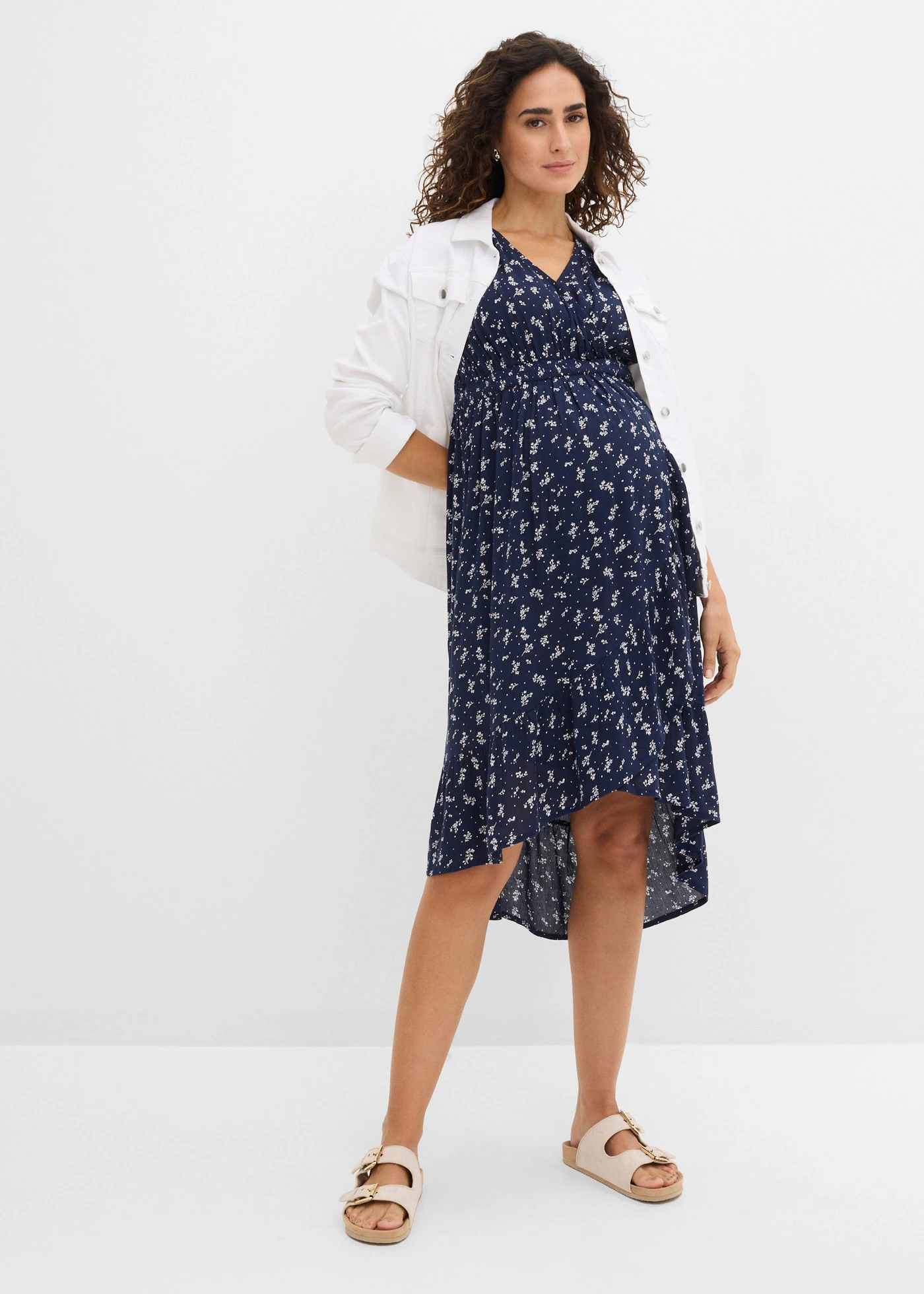 Robe de grossesse et d’allaitement en crêpe • bleu foncé-écru floral • Boutique bonprix