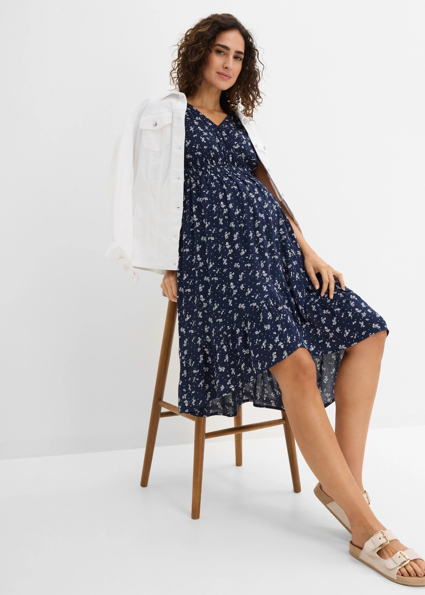 Robe de grossesse et d’allaitement en crêpe • bleu foncé-écru floral • Boutique bonprix