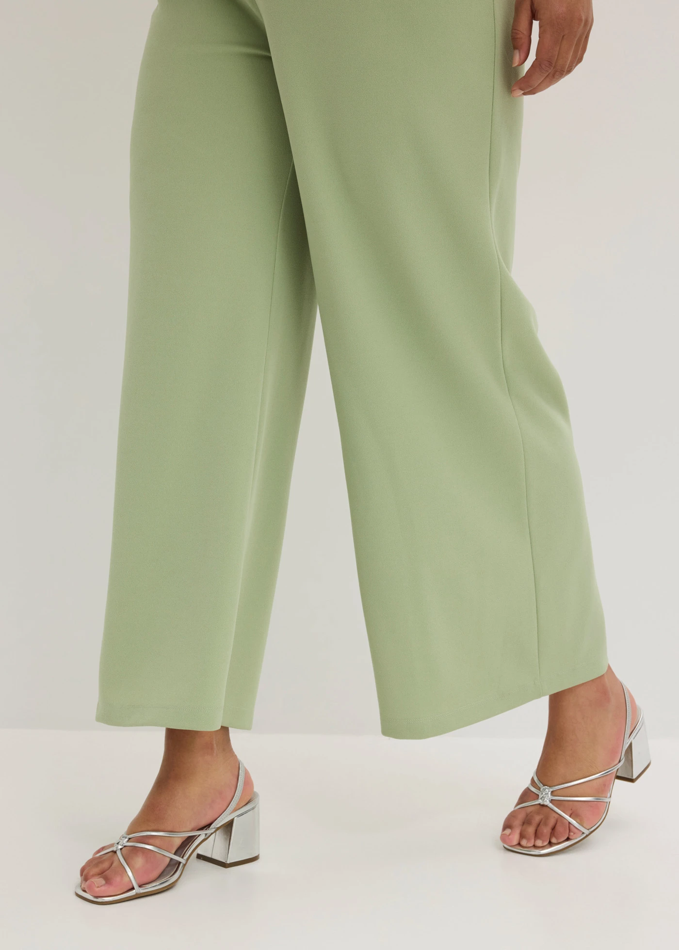 Kombinezon ze strukturalnej krepy • bladozielony plus size • sklep bonprix