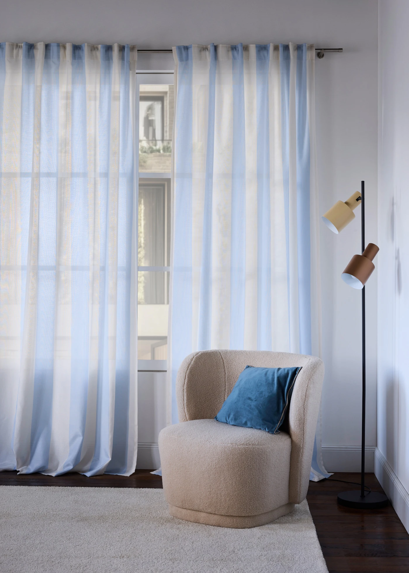 Draperie cu dungi, cu poliester reciclat, disponibilă și în dimensiune extralungă (1 buc.) • albastru/crem dungat vertical • magazin bonprix