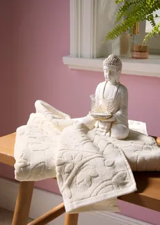 Serviette de toilette en coton à motif en relief • beige à fleurs • Boutique bonprix