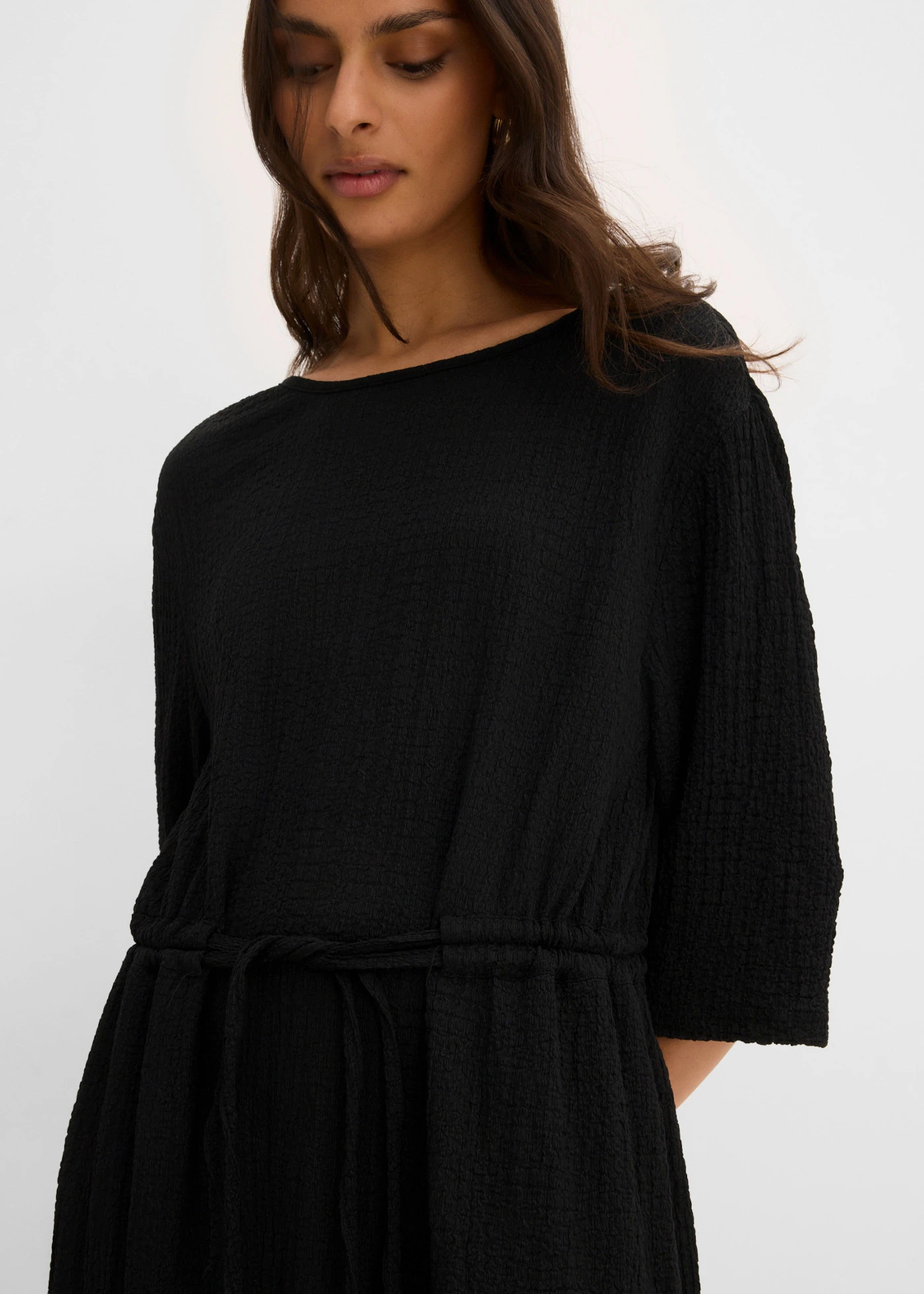 Robe midi en matière texturée • noir • product-page.page-title-suffix