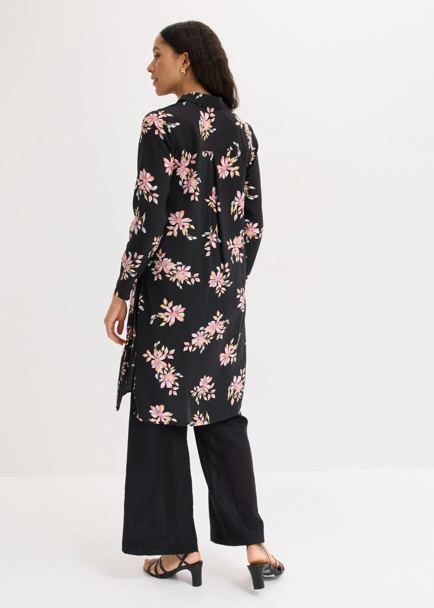 Lange blouse van soepele viscose • zwart gebloemd • product-page.page-title-suffix