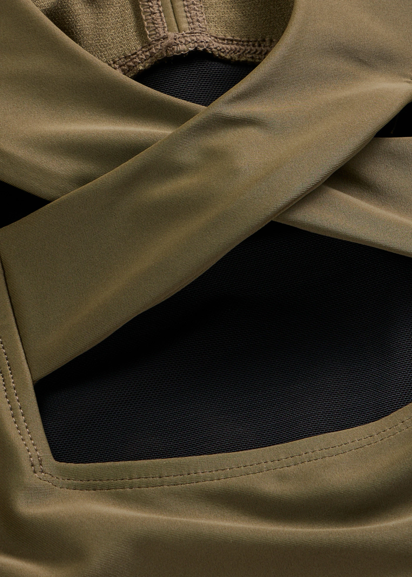 Medium corrigerend badpak met V-hals • donkerolijfgroen • bonprix online shop