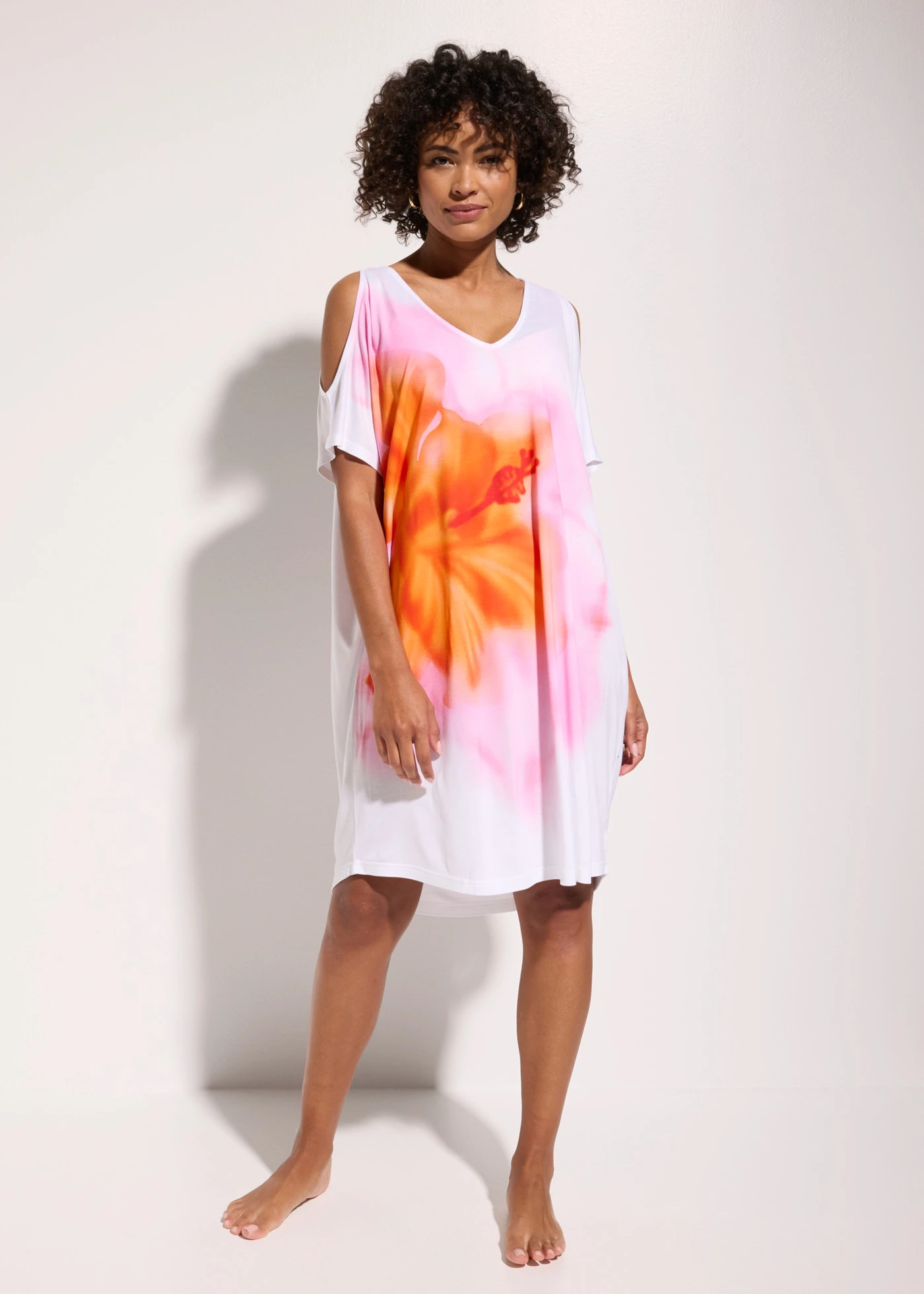 Robe de plage en viscose fluide • blanc-rose floral • Boutique bonprix