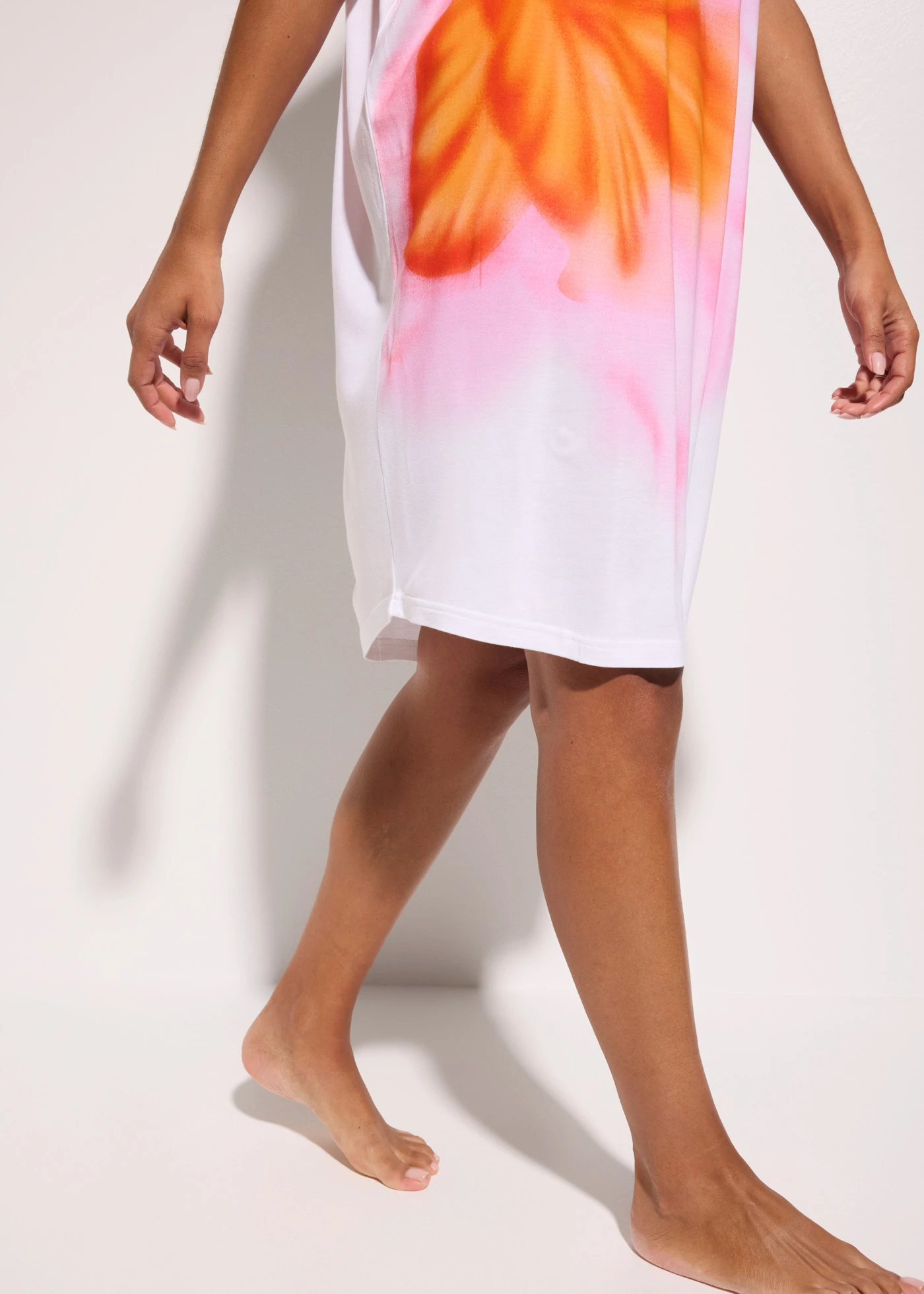 Rochie de plajă din viscoză fluidă • alb-pink floral • magazin bonprix