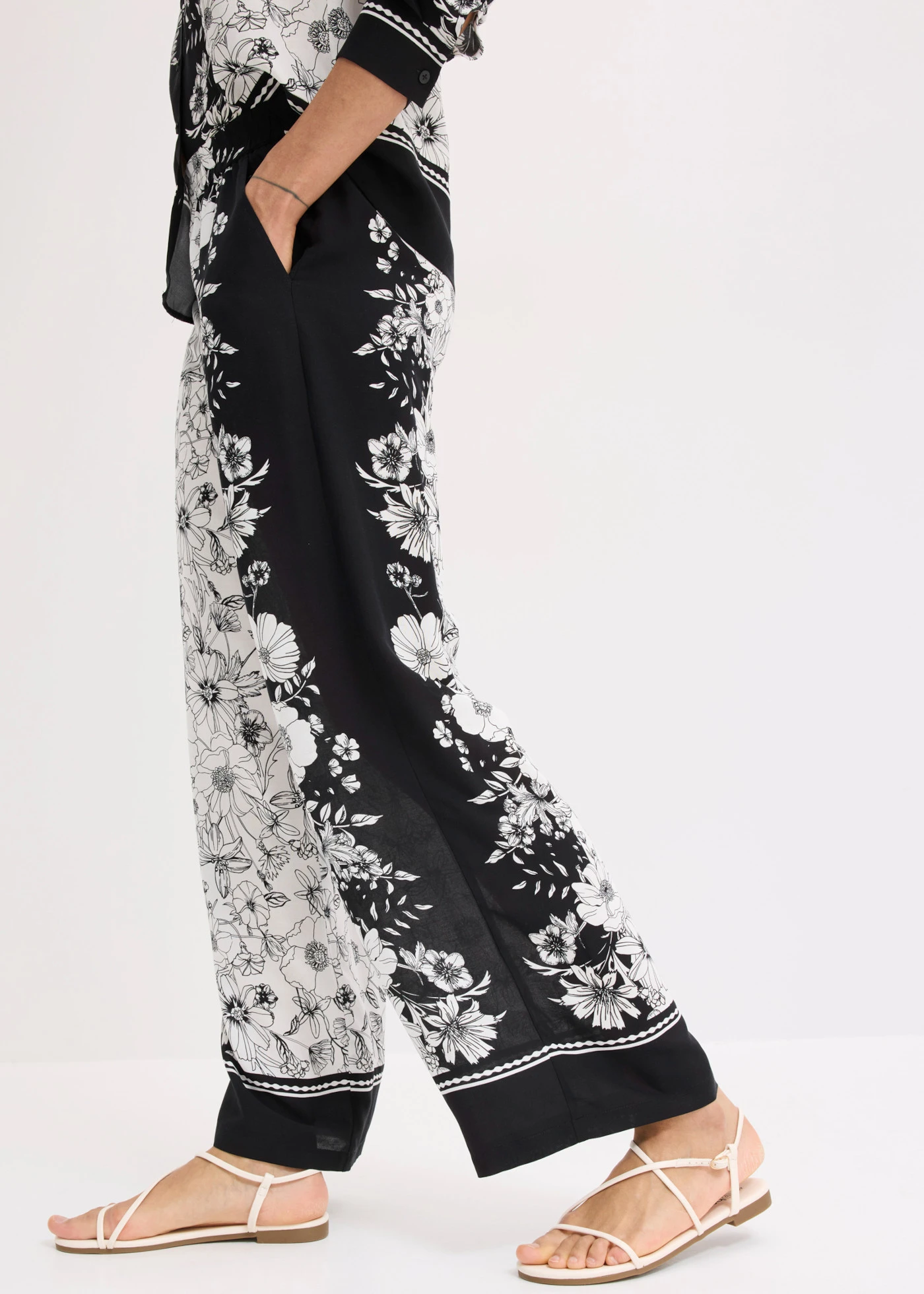 Pantalon palazzo en viscose fluide • noir/écru floral • product-page.page-title-suffix