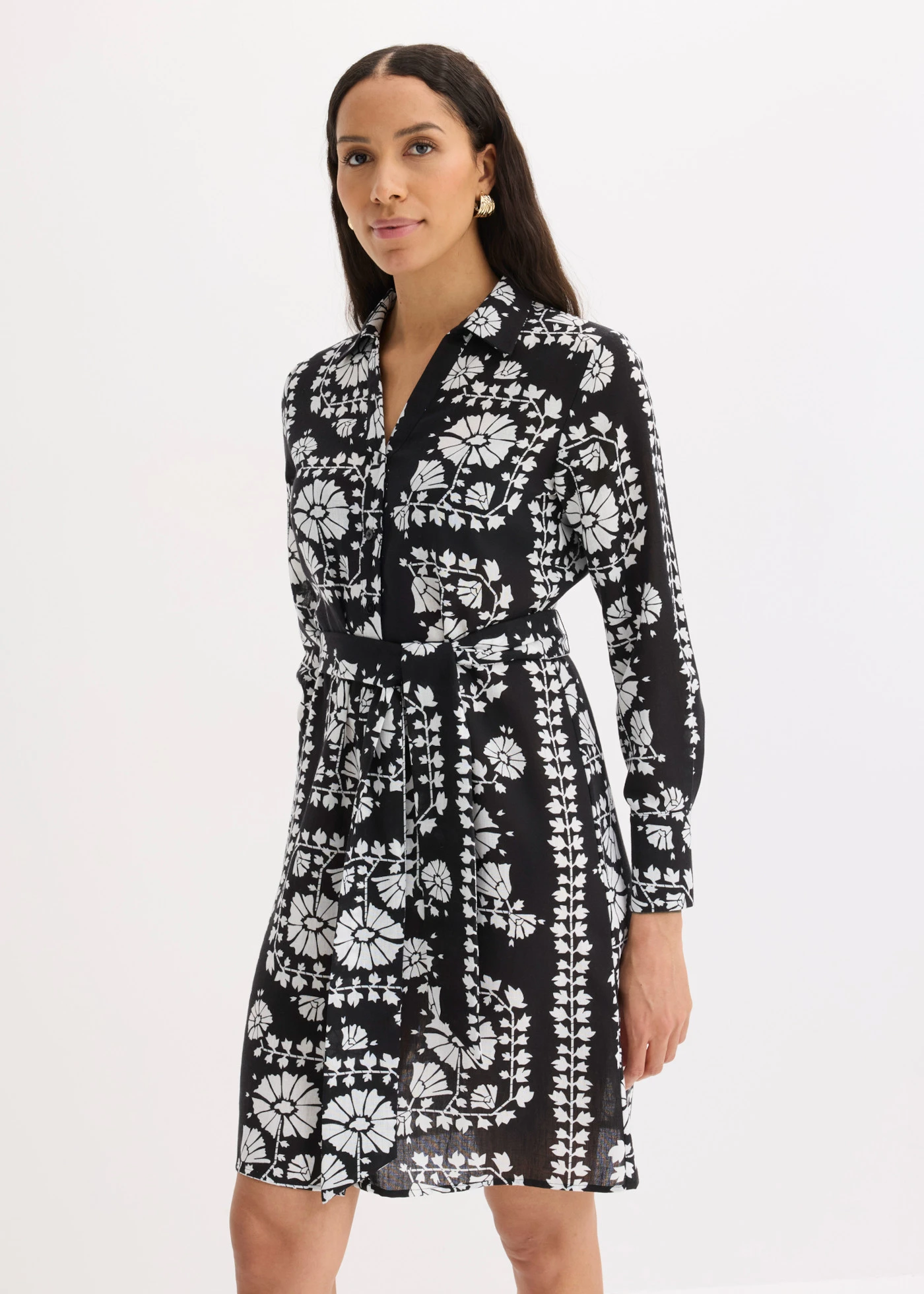 Rochie-cămașă cu aspect de in • negru-ecru floral • magazin bonprix