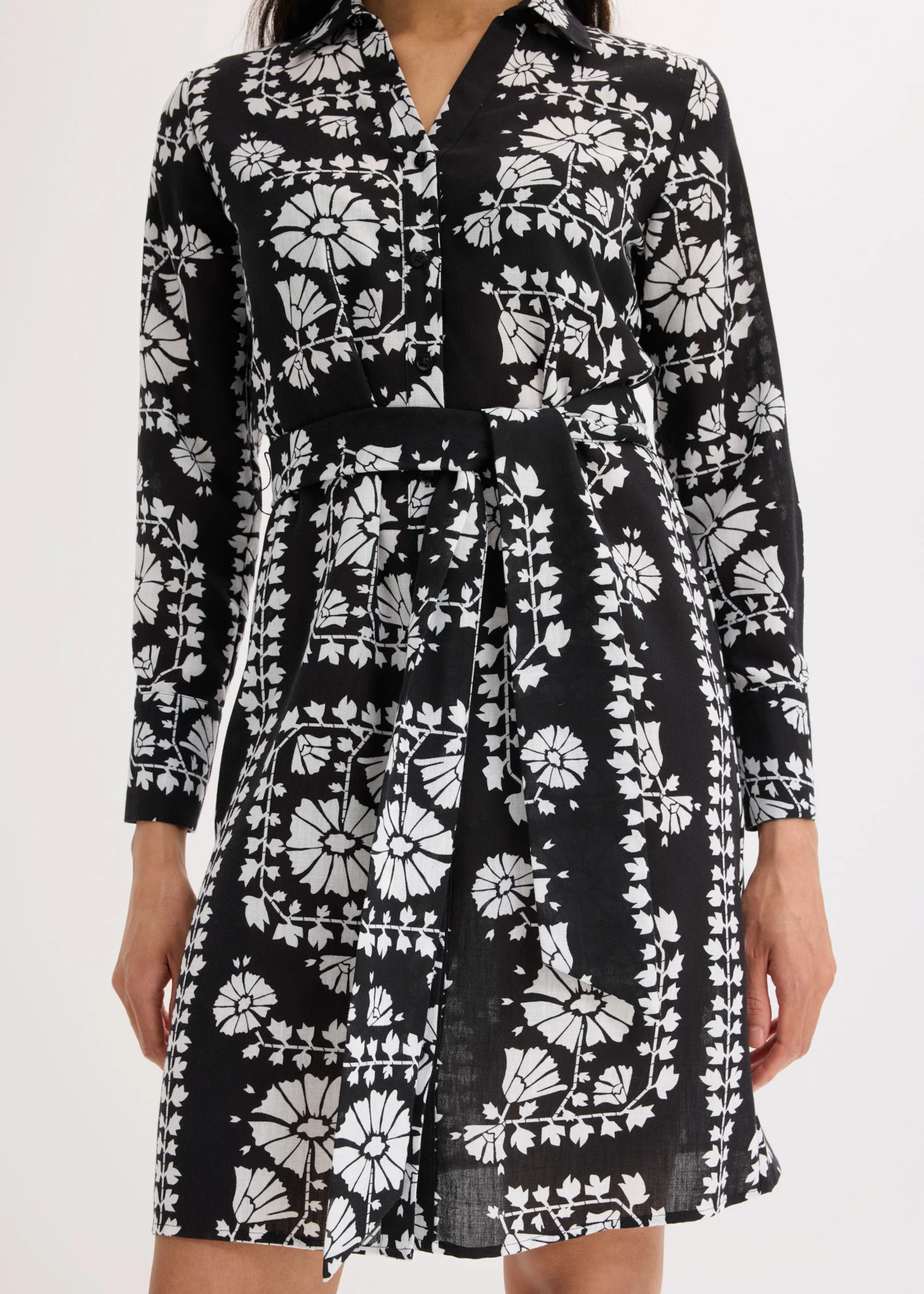 Rochie-cămașă cu aspect de in • negru-ecru floral • magazin bonprix
