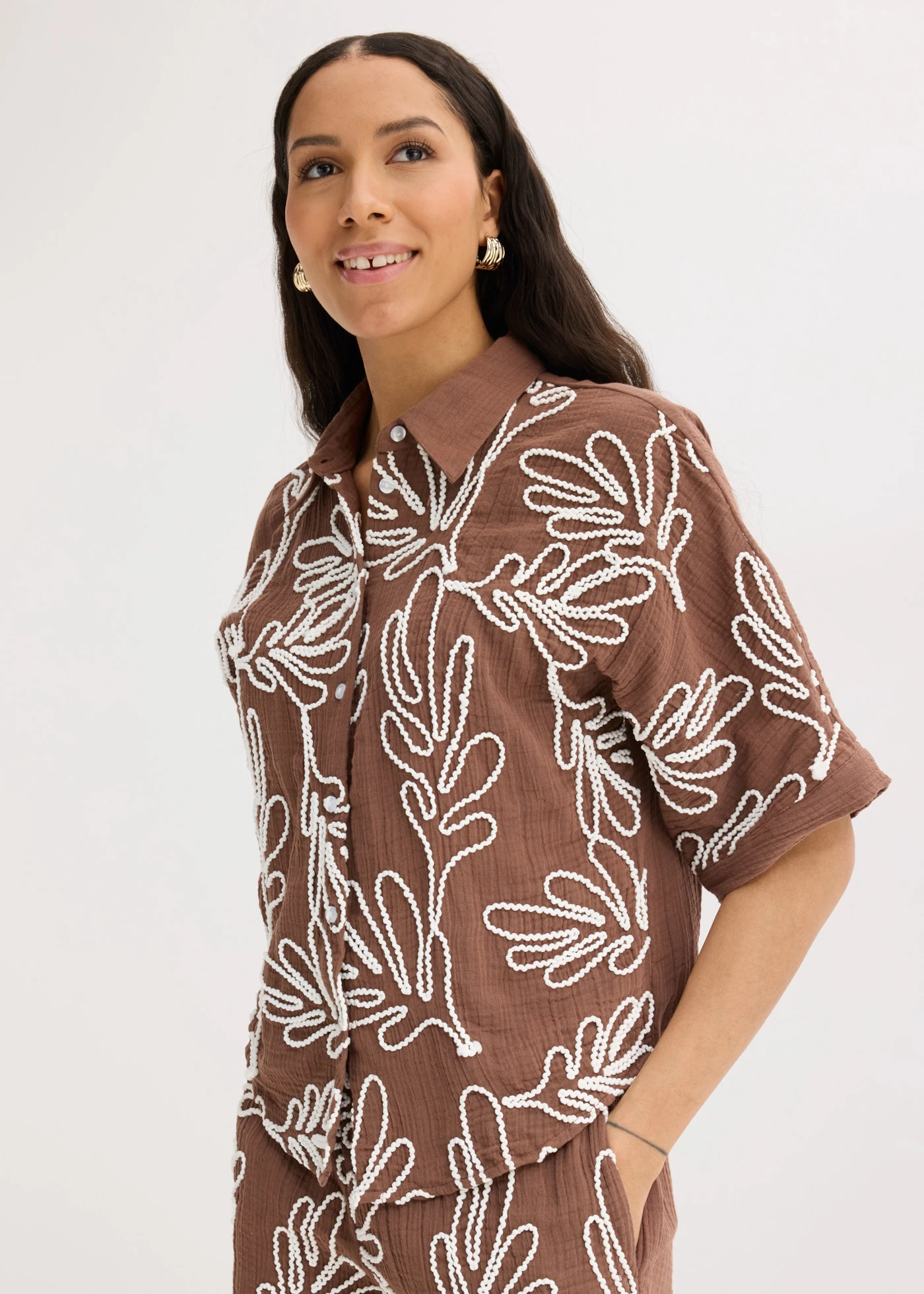 Bluză din bumbac 100%, cu broderie • maro-alb floral • magazin bonprix