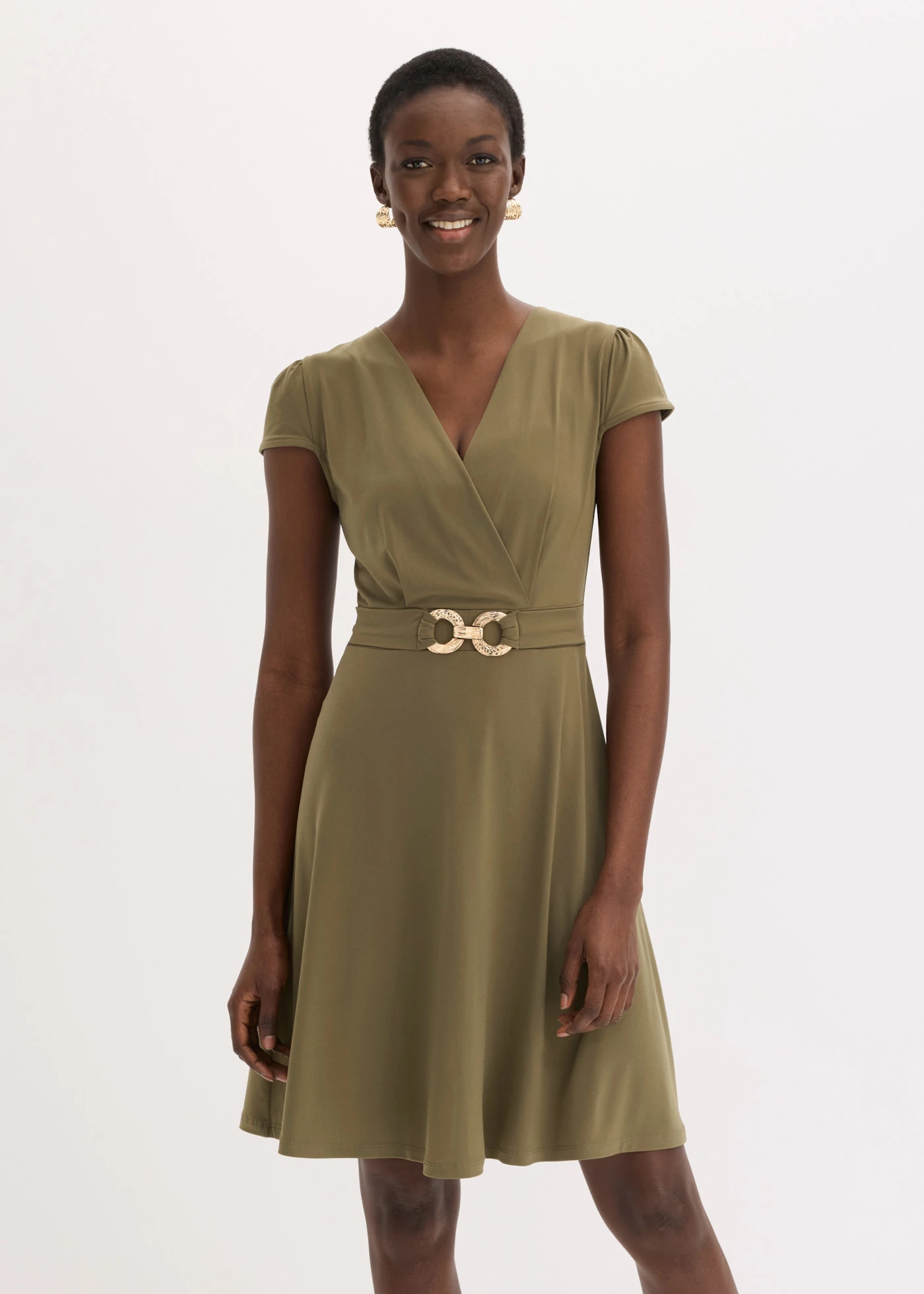 Jersey jurk met decoratieve gesp • donkerolijfgroen • bonprix online shop