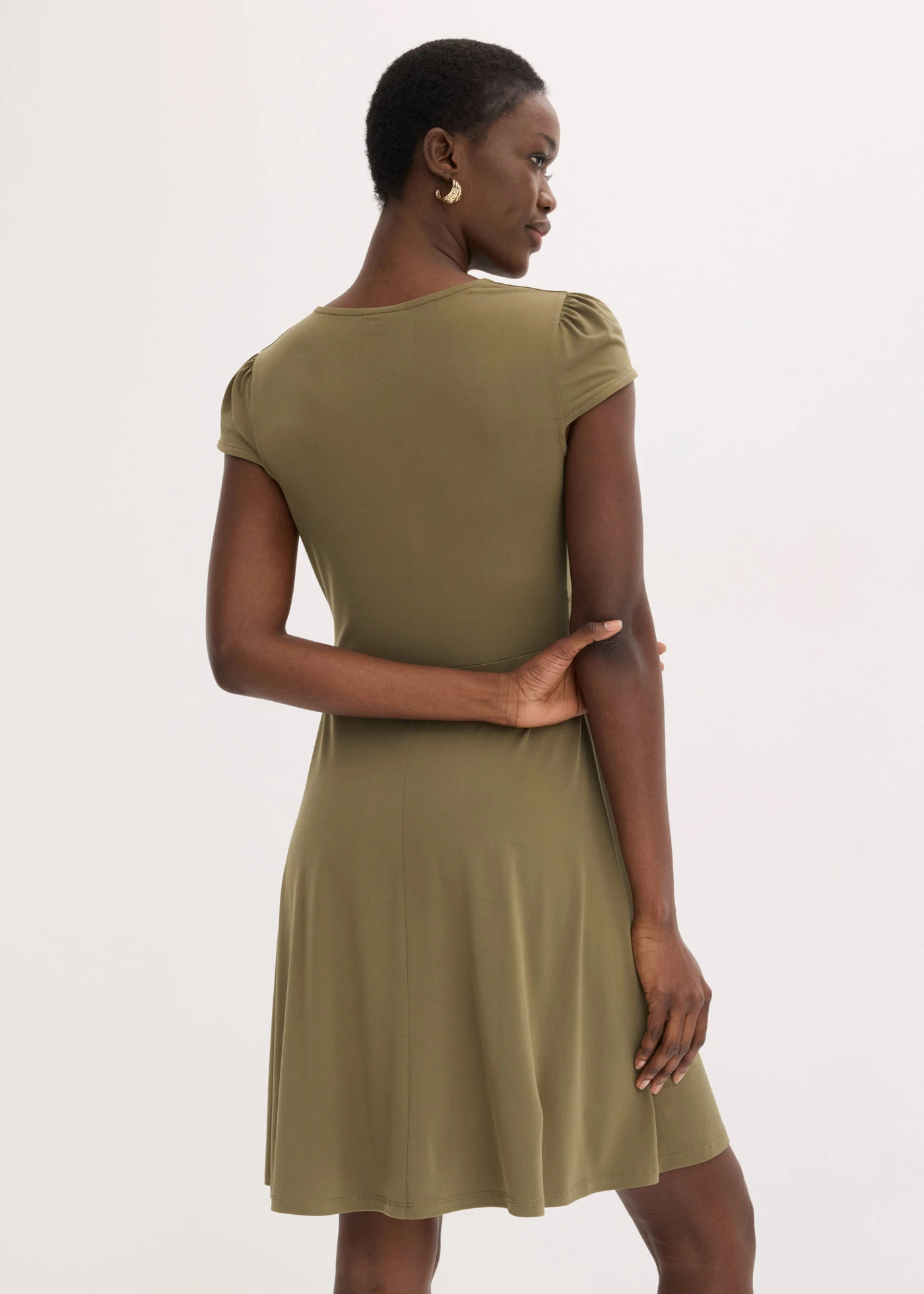 Jersey jurk met decoratieve gesp • donkerolijfgroen • bonprix online shop