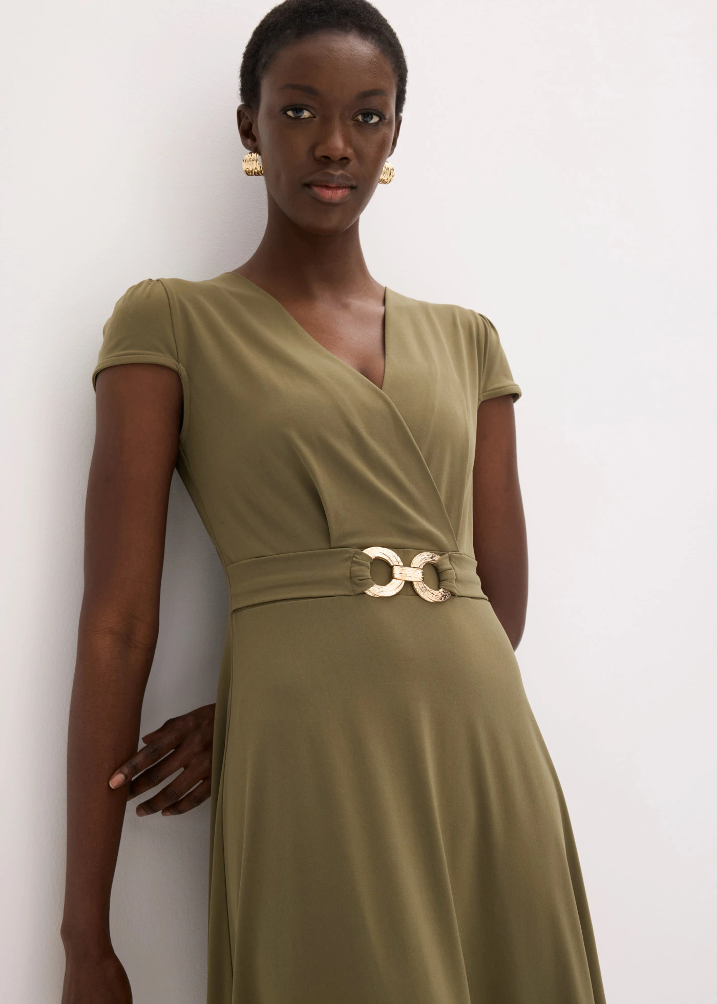 Robe en jersey à boucle décorative • olive foncé • Boutique bonprix