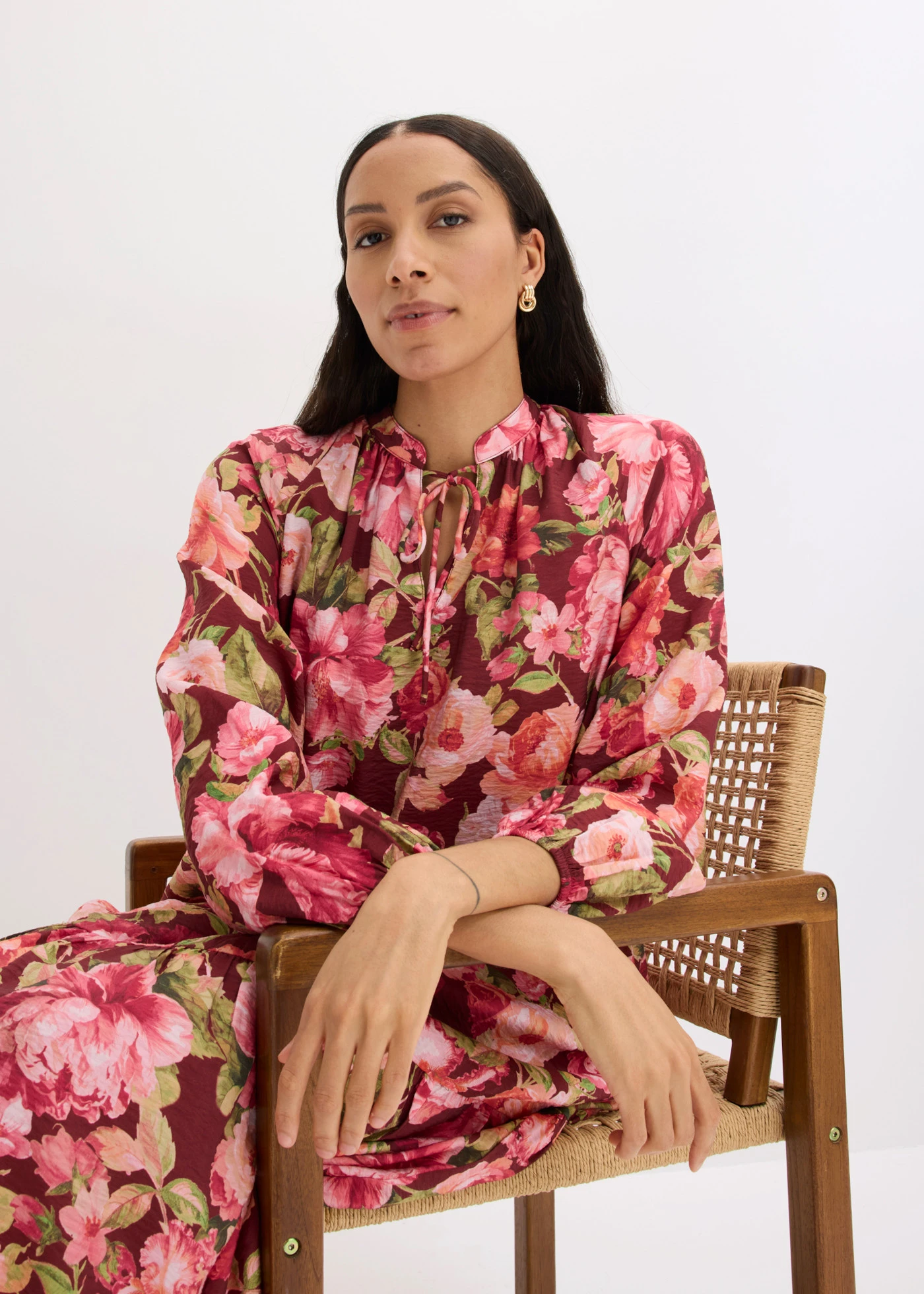 Midi jurk in een soepele viscosemix • robijnrood gebloemd • bonprix online shop