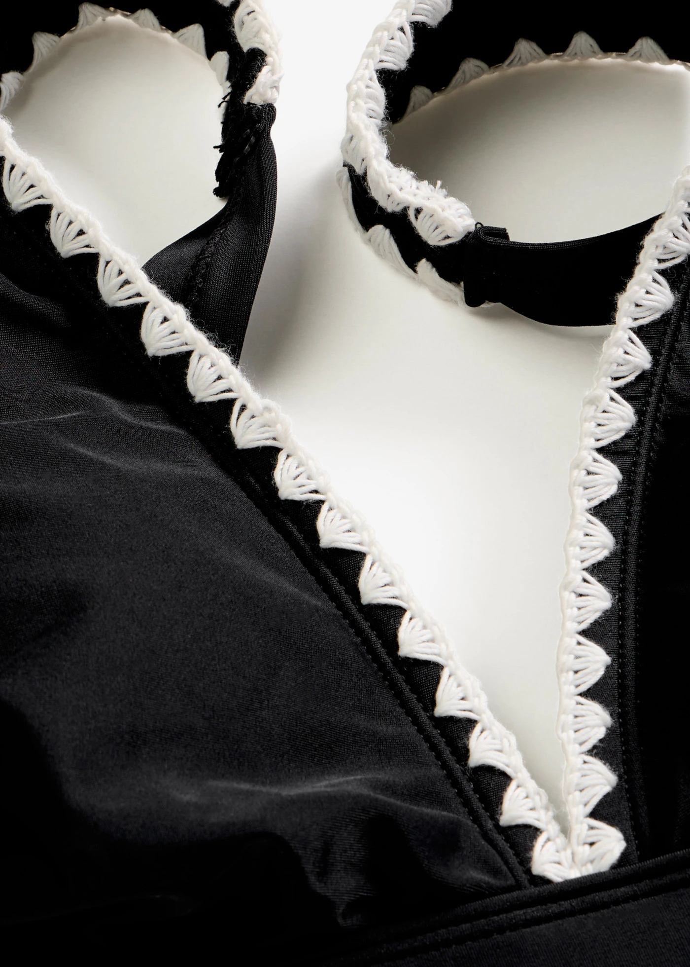 Bikinitop met borduursel • zwart • product-page.page-title-suffix