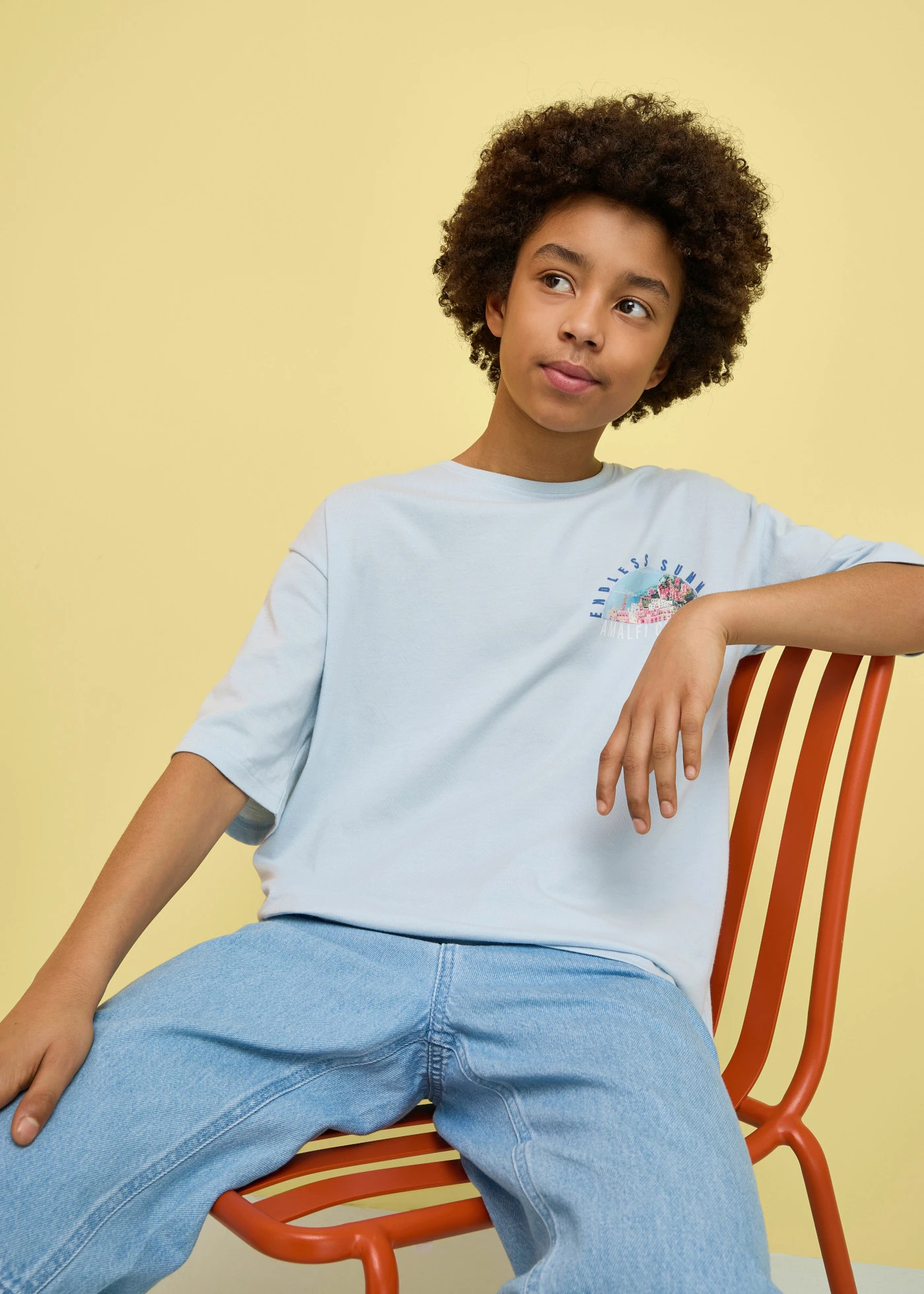 T-shirt z czystej bawełny organicznej, z dużym nadrukiem na plecach, loose fit • pudrowy niebieski z nadrukiem • sklep bonprix