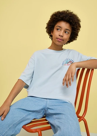 T-shirt z czystej bawełny organicznej, z dużym nadrukiem na plecach, loose fit • pudrowy niebieski z nadrukiem • sklep bonprix