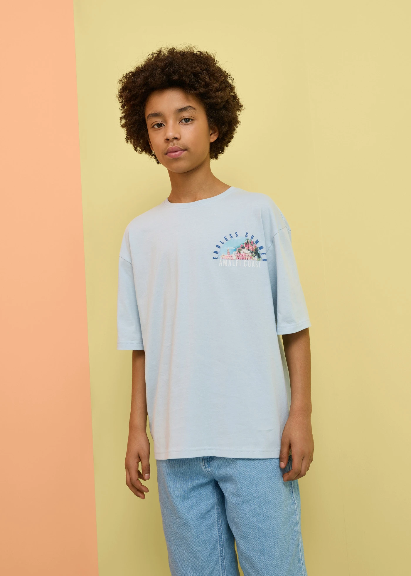 T-shirt z czystej bawełny organicznej, z dużym nadrukiem na plecach, loose fit • pudrowy niebieski z nadrukiem • sklep bonprix