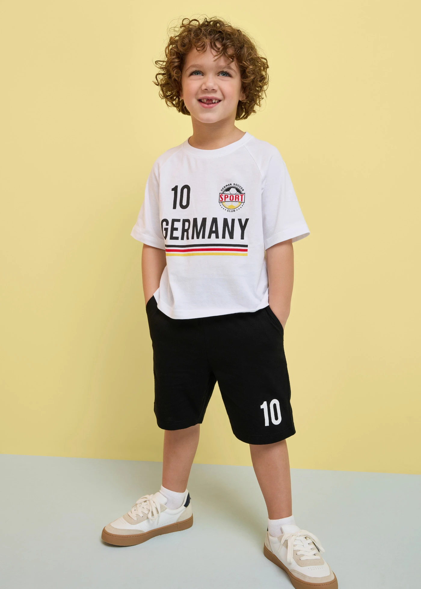 T-shirt i bermudy z dżerseju z miękkiej bawełny organicznej (komplet 2-cz.) • biały+czarny z nadrukiem • sklep bonprix