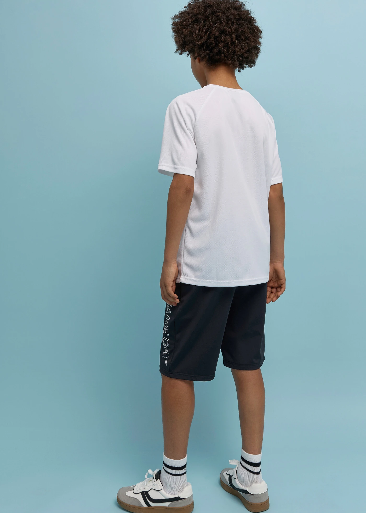 Set sport din două piese, tricou și pantaloni scurți, din material cu uscare rapidă • alb-negru, cu imprimeu • magazin bonprix