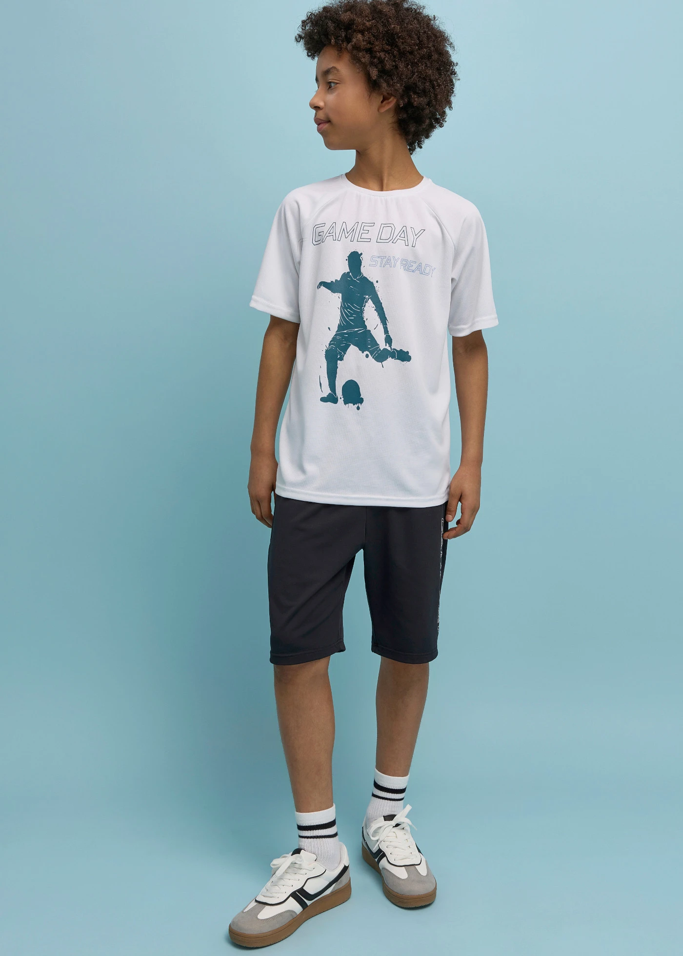 Set sport din două piese, tricou și pantaloni scurți, din material cu uscare rapidă • alb-negru, cu imprimeu • magazin bonprix