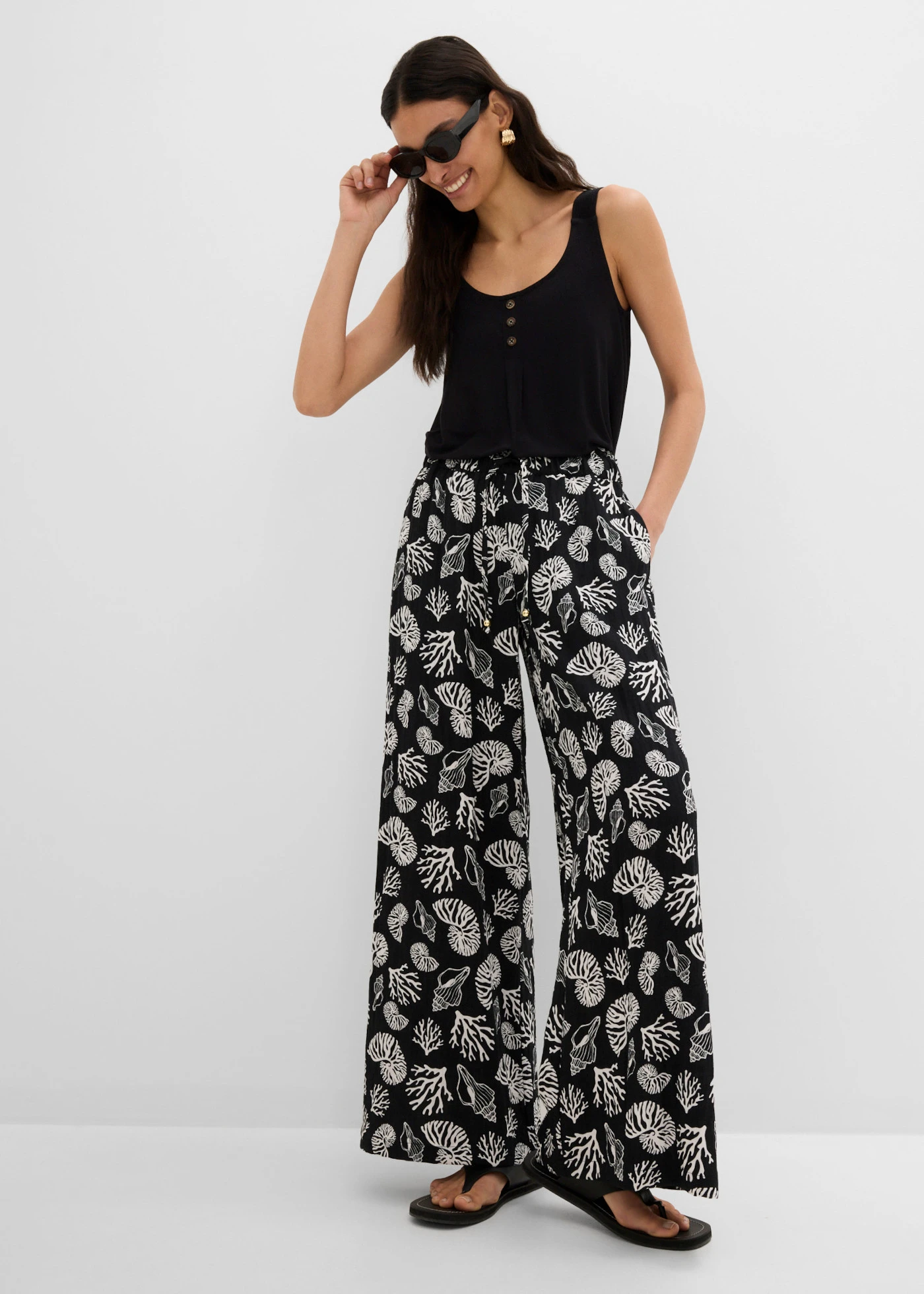 Pantaloni marlene din material cu viscoză • negru-ecru cu imprimeu • magazin bonprix