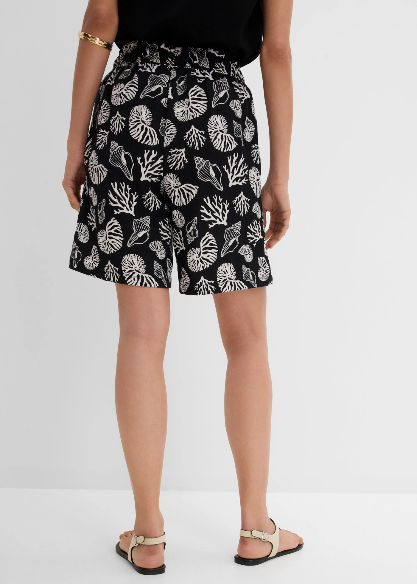 Šortky bez zapínání, ze směsi s viskózou • černo-přírodní bílá s potiskem • bonprix obchod