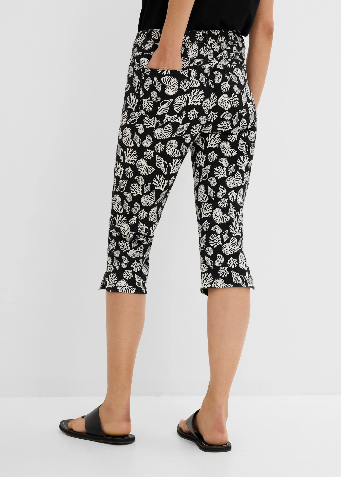 Pantaloni capri din material elastic cu bumbac • negru-ecru cu imprimeu • magazin bonprix