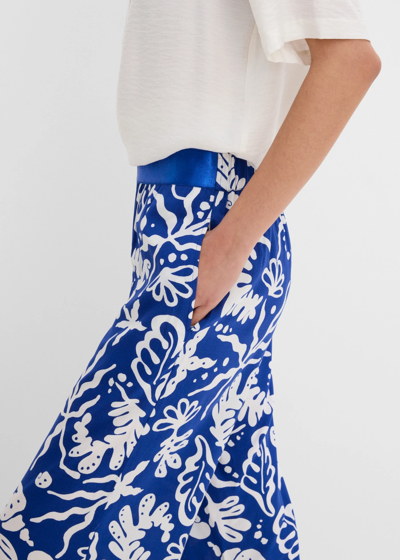 Pantalon large à pinces en viscose douce • bleu cobalt-écru • product-page.page-title-suffix